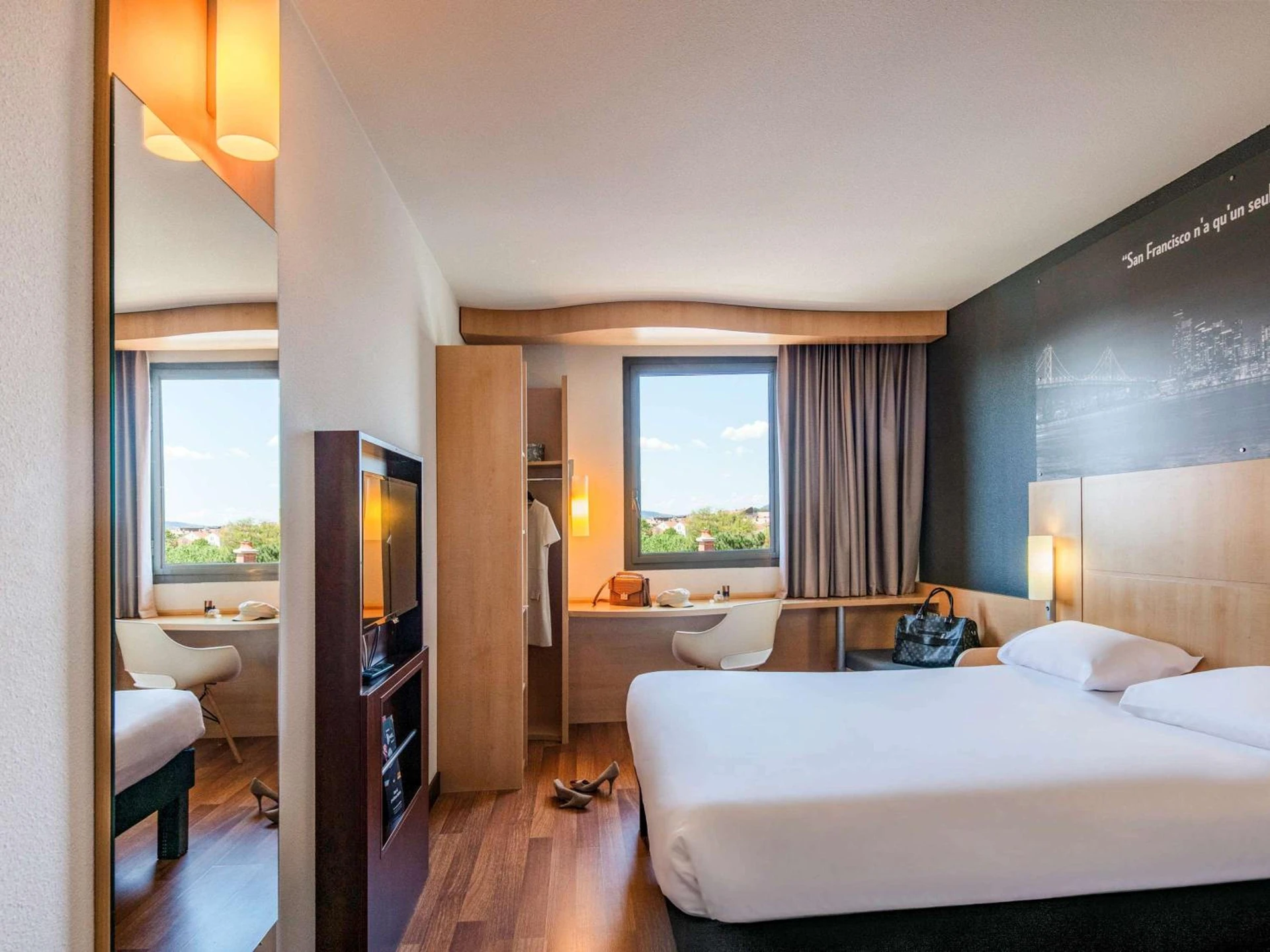Chambre disponible pour un séminaire d'entreprise à IBIS Cannes Mouans Sartoux Piscine parking gratuit - Mouans-Sartoux