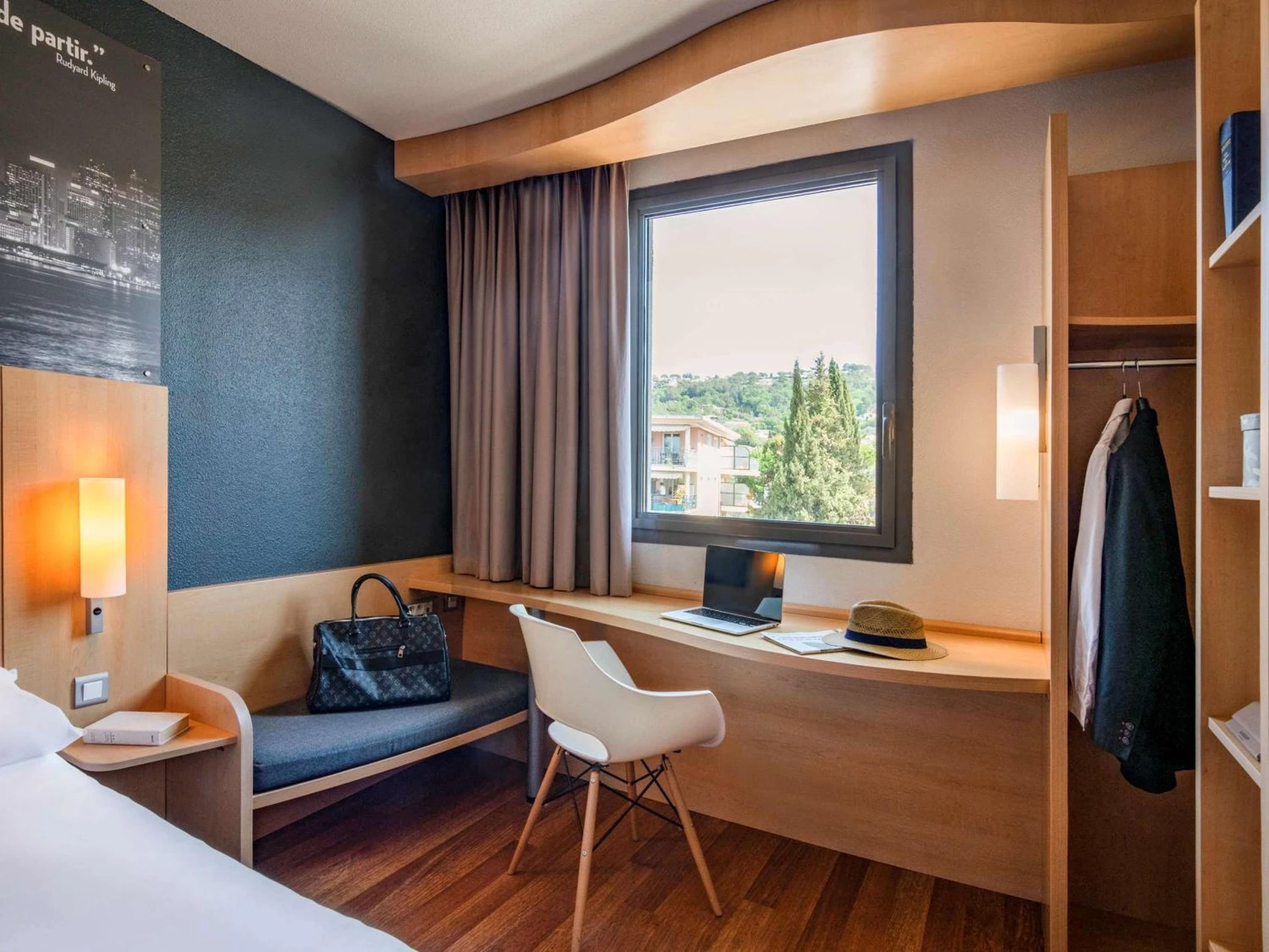 Chambre disponible pour un séminaire d'entreprise à IBIS Cannes Mouans Sartoux Piscine parking gratuit - Mouans-Sartoux