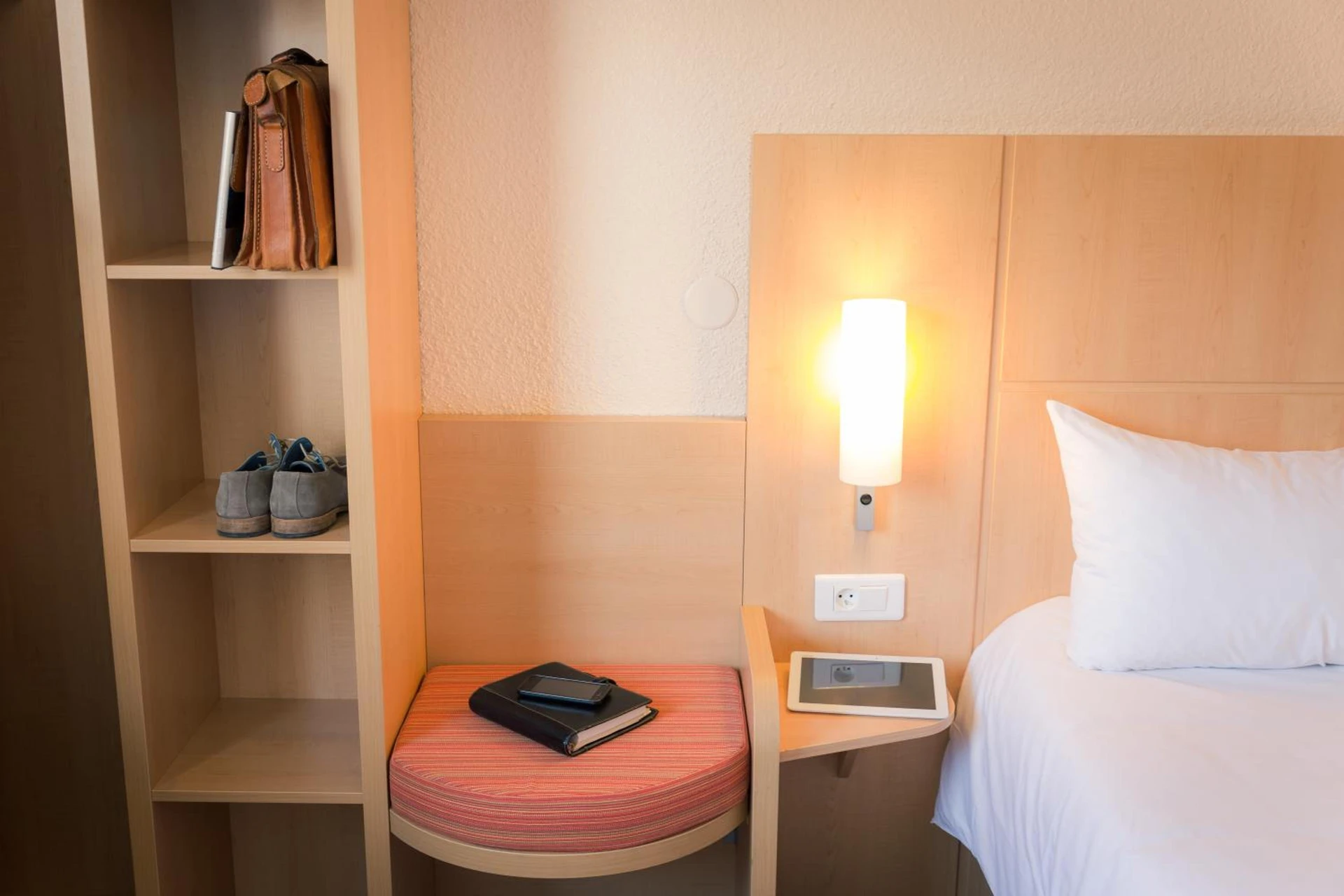Magnifique chambre pour un séminaire d'entreprise à ibis Grenoble Gare - Grenoble