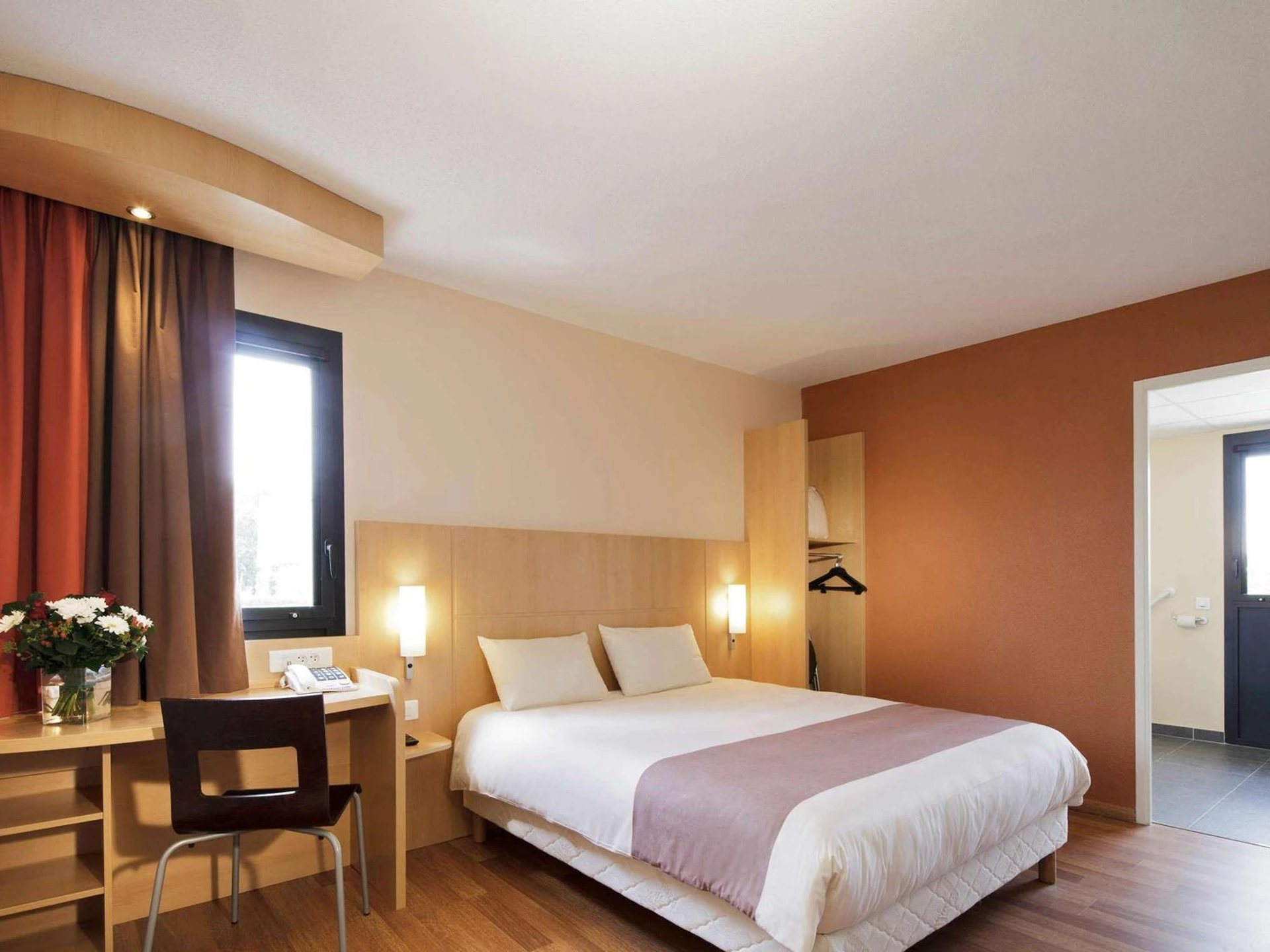 Magnifique chambre pour un séminaire d'entreprise à Hôtel ibis Guingamp Cœur de Bretagne - Ploumagoar