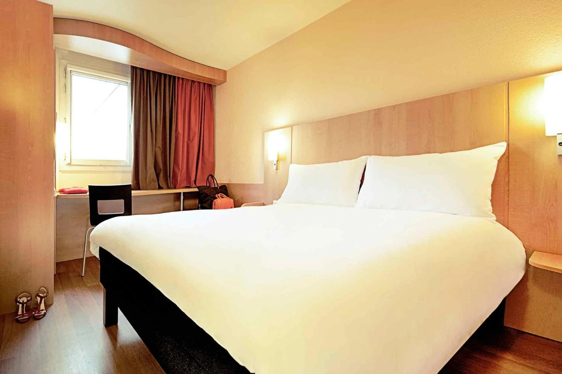 Magnifique chambre pour un séminaire d'entreprise à ibis Issoire - Issoire