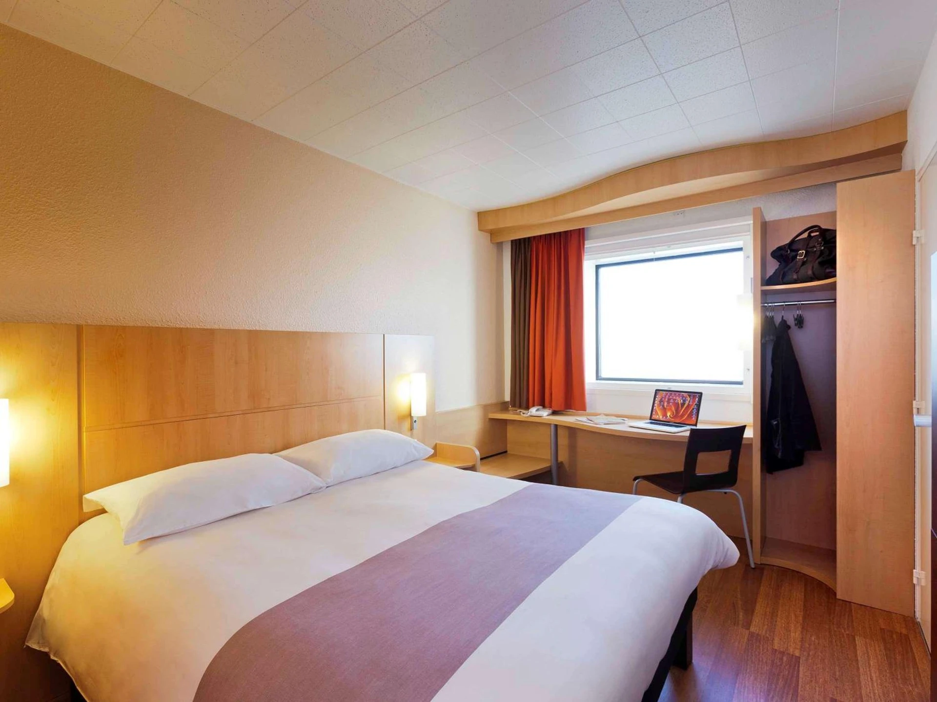 Lieu convivial pour un séminaire d'entreprise à ibis Paris la Défense Esplanade - Courbevoie - En savoir plus 