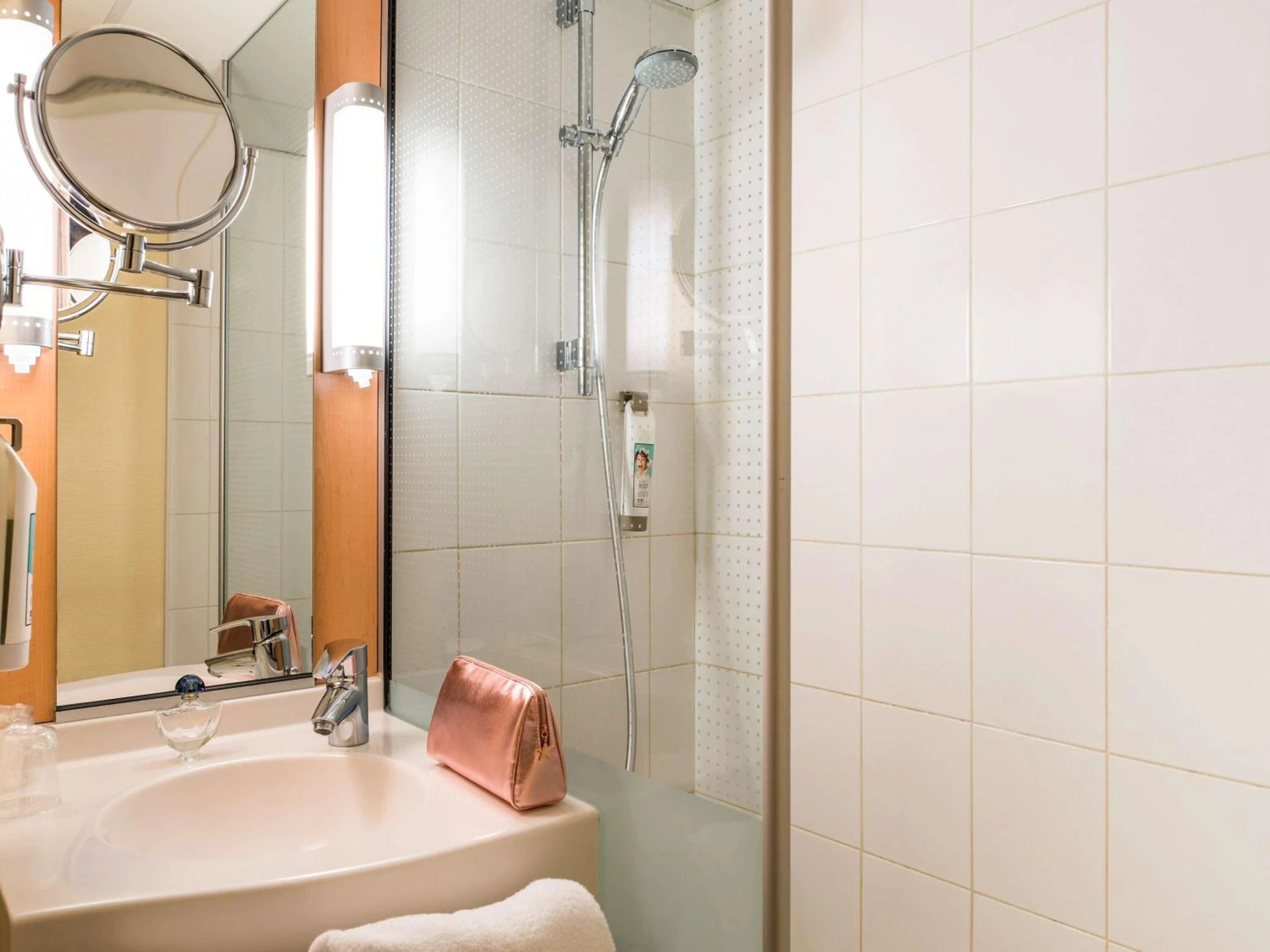 Magnifique chambre pour un séminaire d'entreprise à ibis Paris Pont de Suresnes Longchamp - Suresnes
