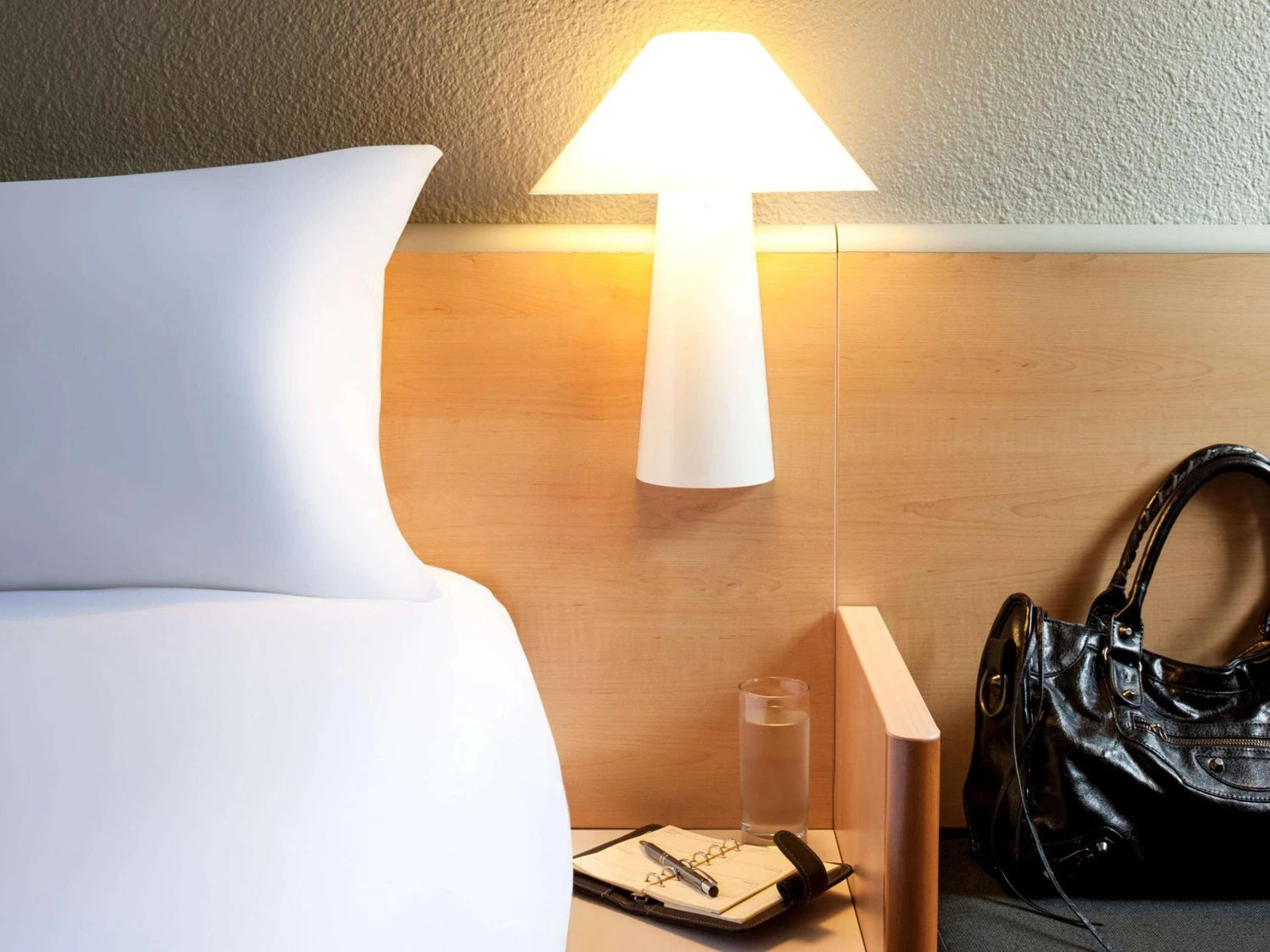 Chambre disponible pour un séminaire d'entreprise à ibis Pau Lescar - Lescar