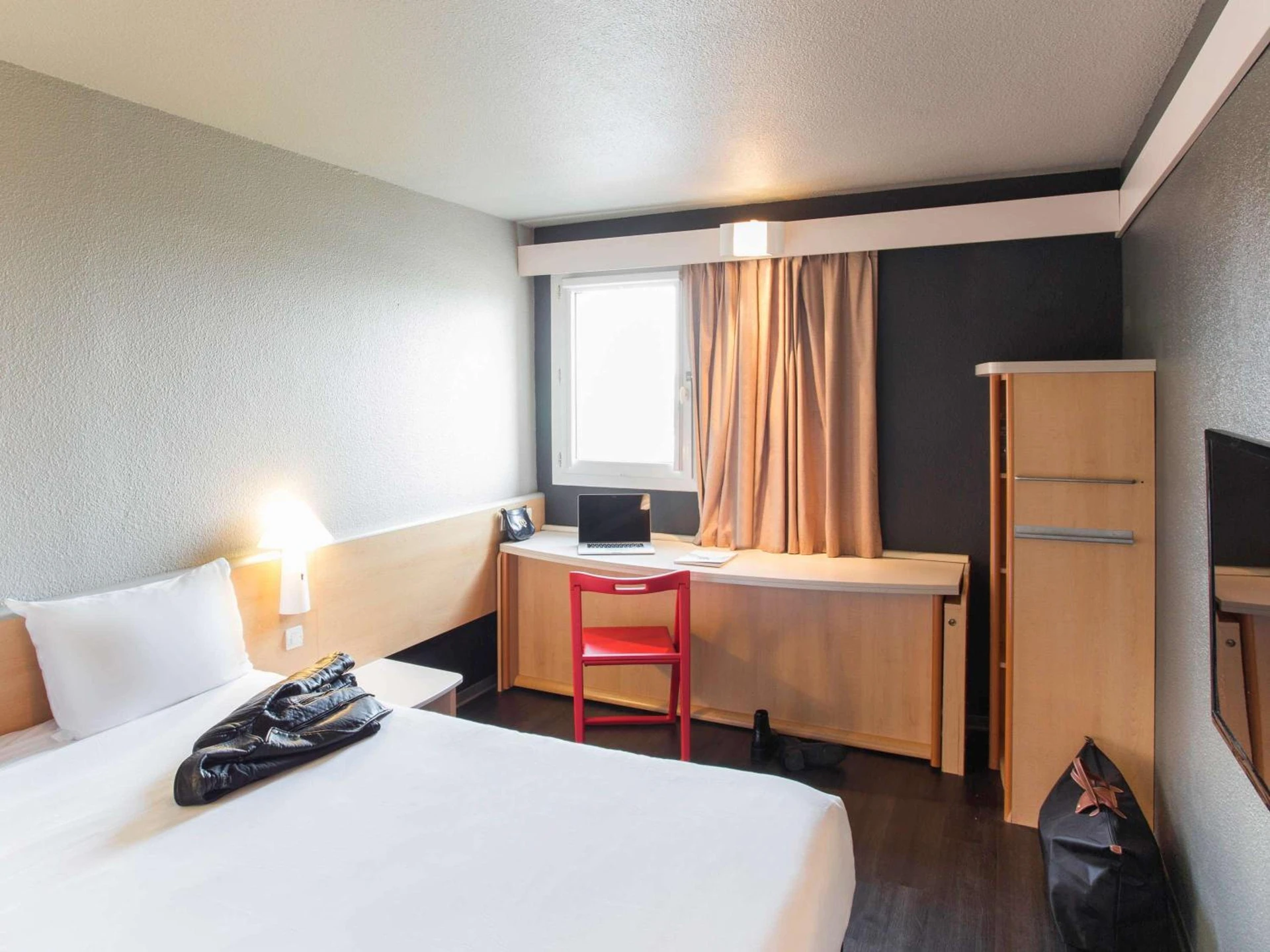 Chambre disponible pour un séminaire d'entreprise à ibis Pau Lescar - Lescar