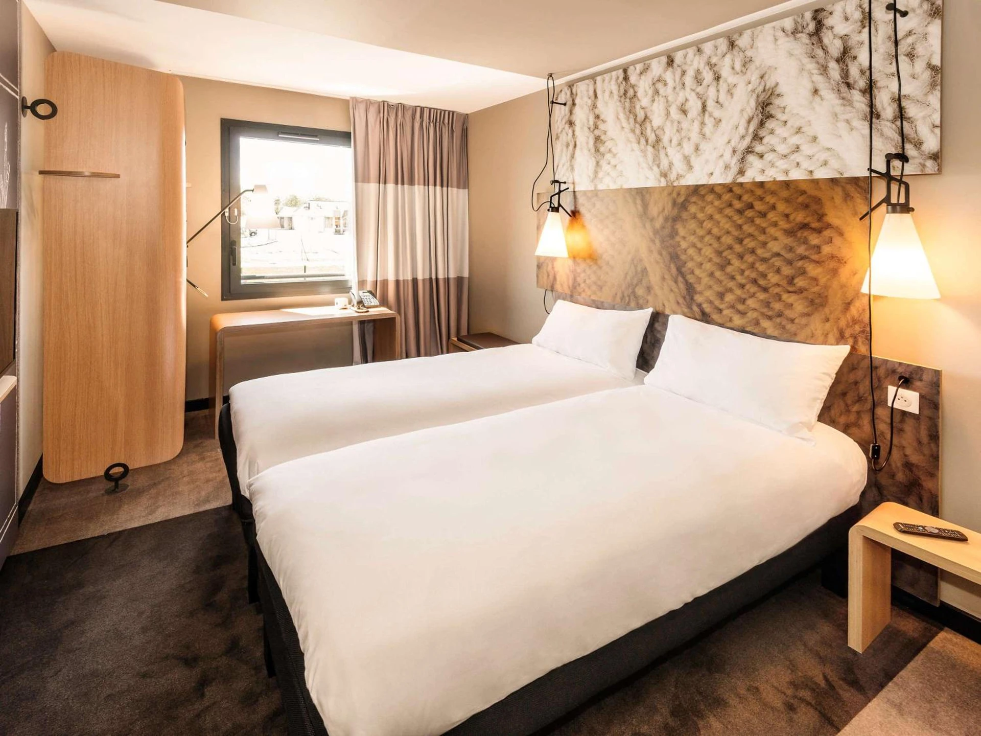 Chambre disponible pour un séminaire d'entreprise à ibis Pontorson Baie Du Mont Saint Michel - Saint-Georges-de-Gréhaigne