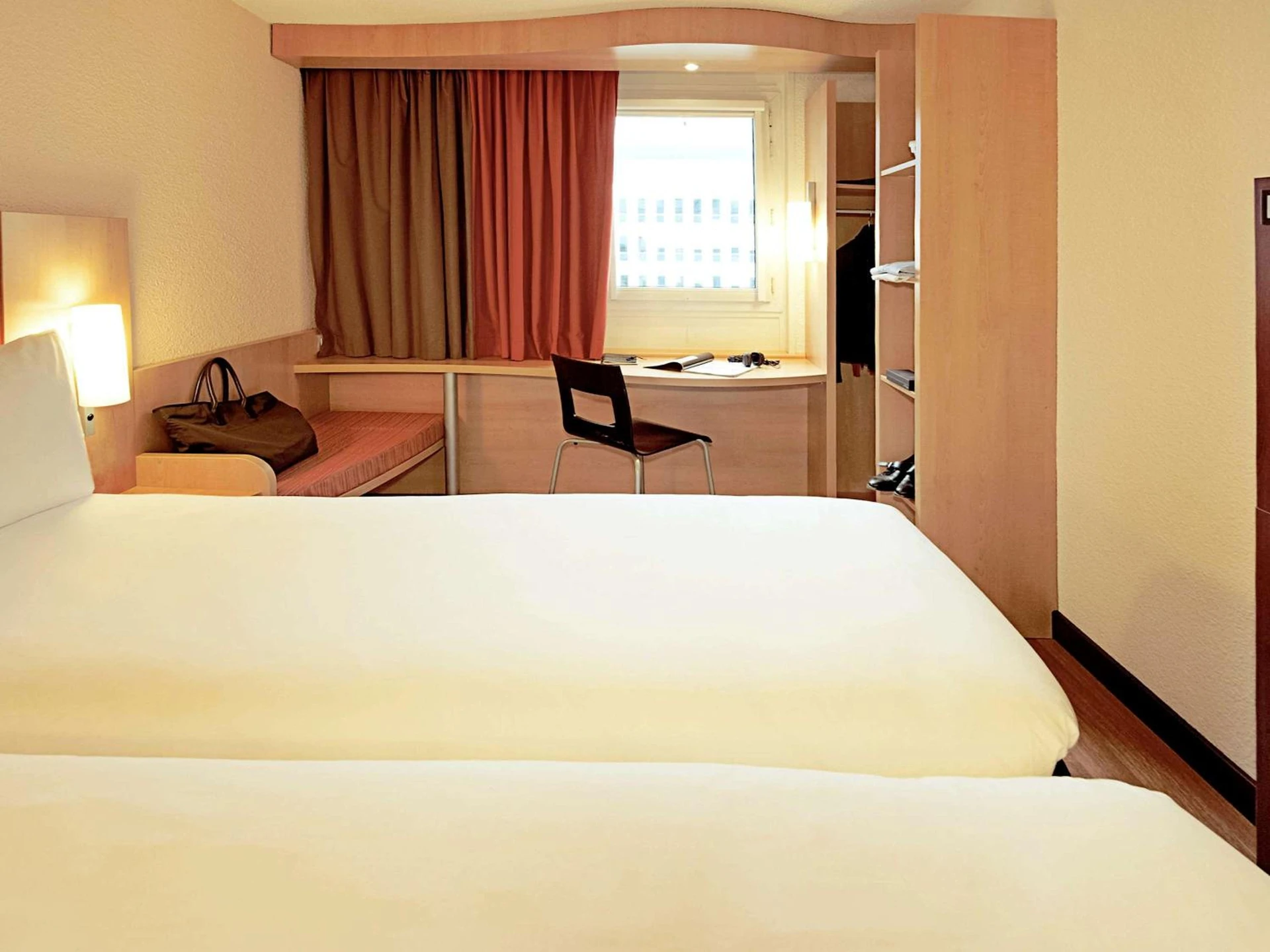 Magnifique chambre pour un séminaire d'entreprise à ibis Rambouillet - Rambouillet