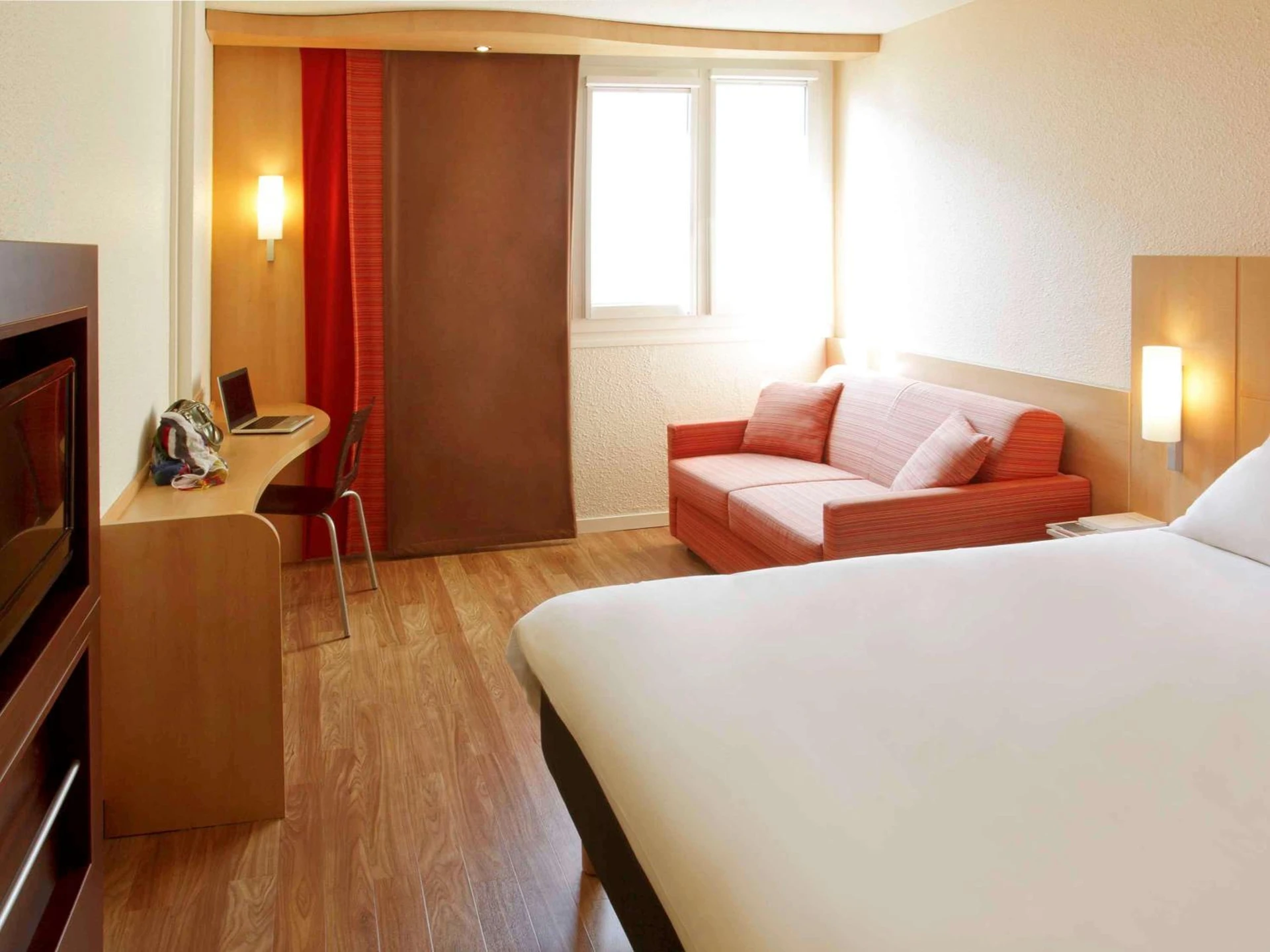 Chambre disponible pour un séminaire d'entreprise à Ibis Roanne Le Coteau Hotel Restaurant - Le Coteau