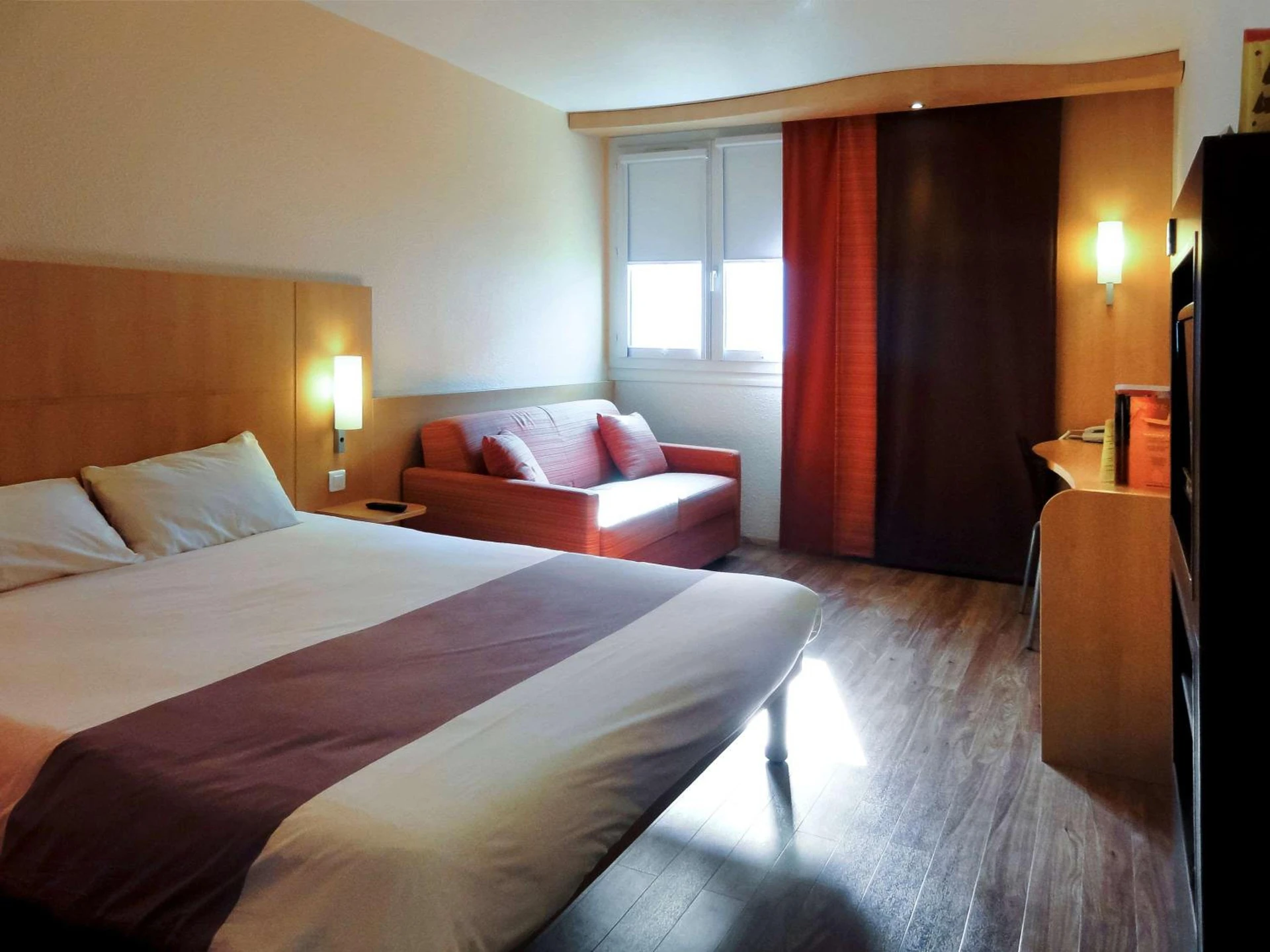 Magnifique chambre pour un séminaire d'entreprise à Ibis Roanne Le Coteau Hotel Restaurant - Le Coteau