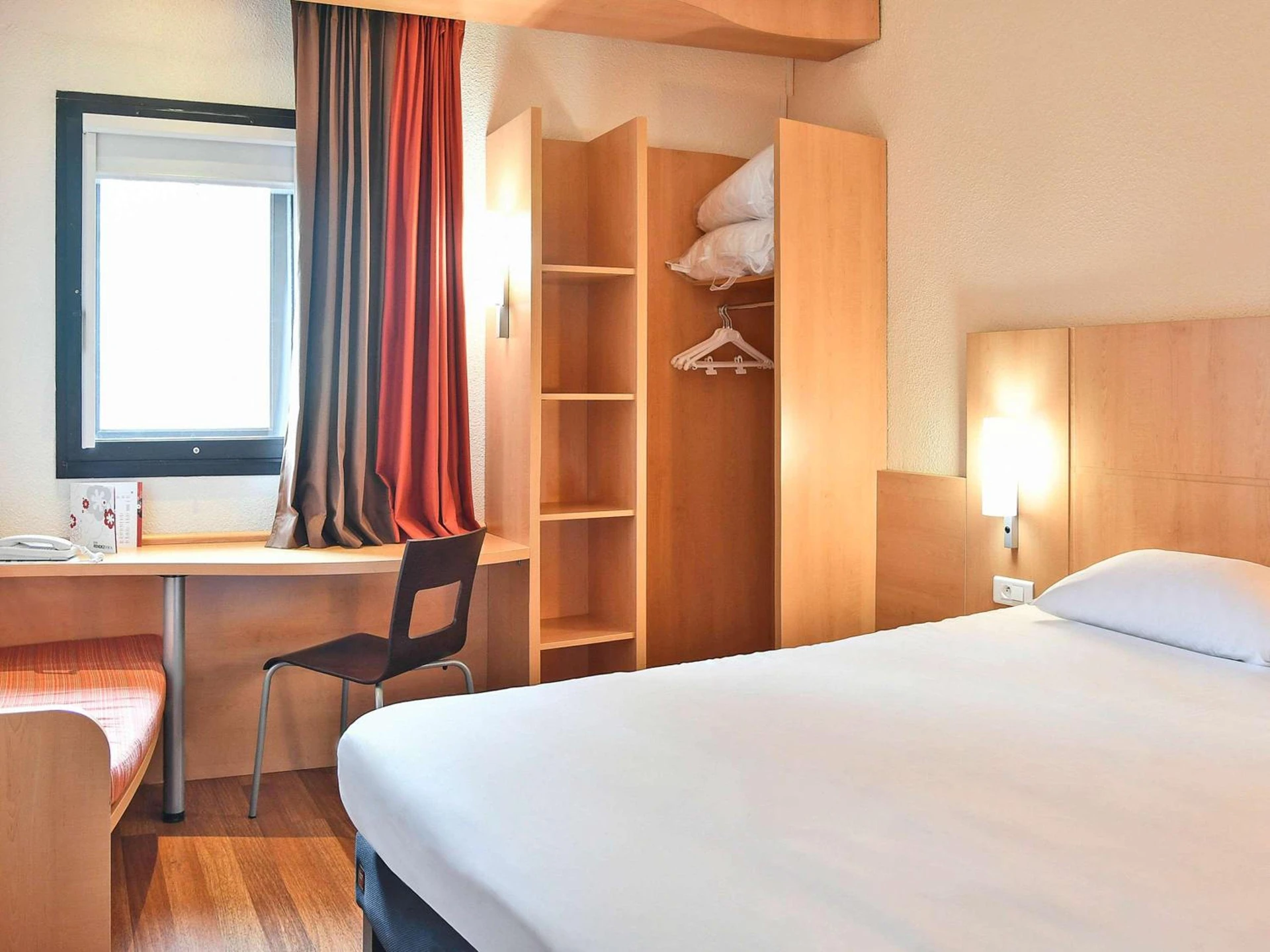 Chambre disponible pour un séminaire d'entreprise à ibis Saint Quentin Basilique - Saint-Quentin