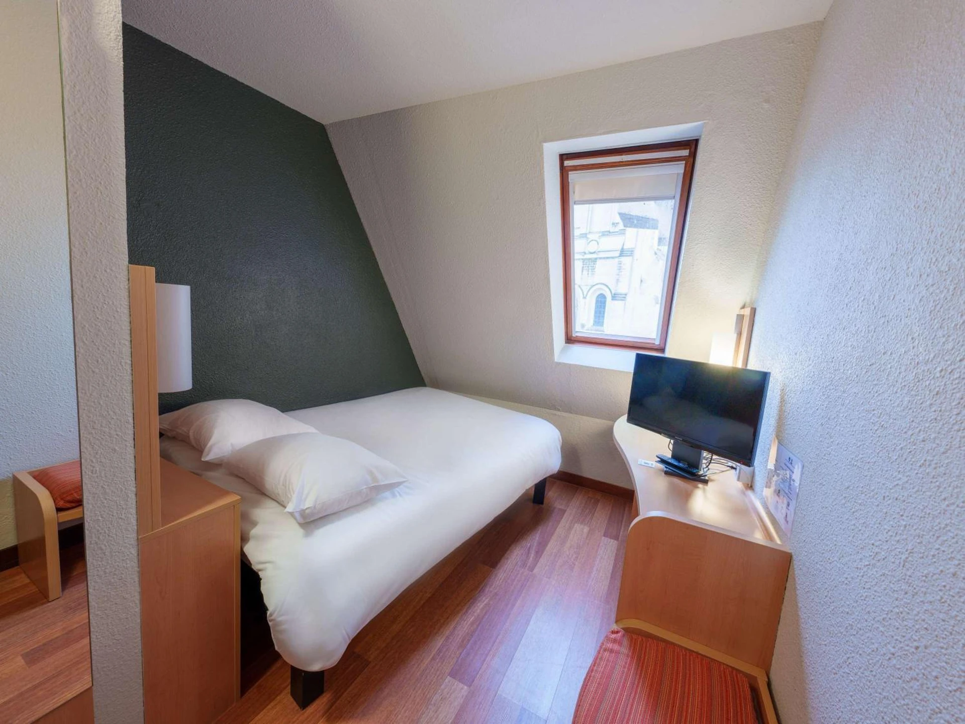 Chambre disponible pour un séminaire d'entreprise à ibis Saint Quentin Basilique - Saint-Quentin