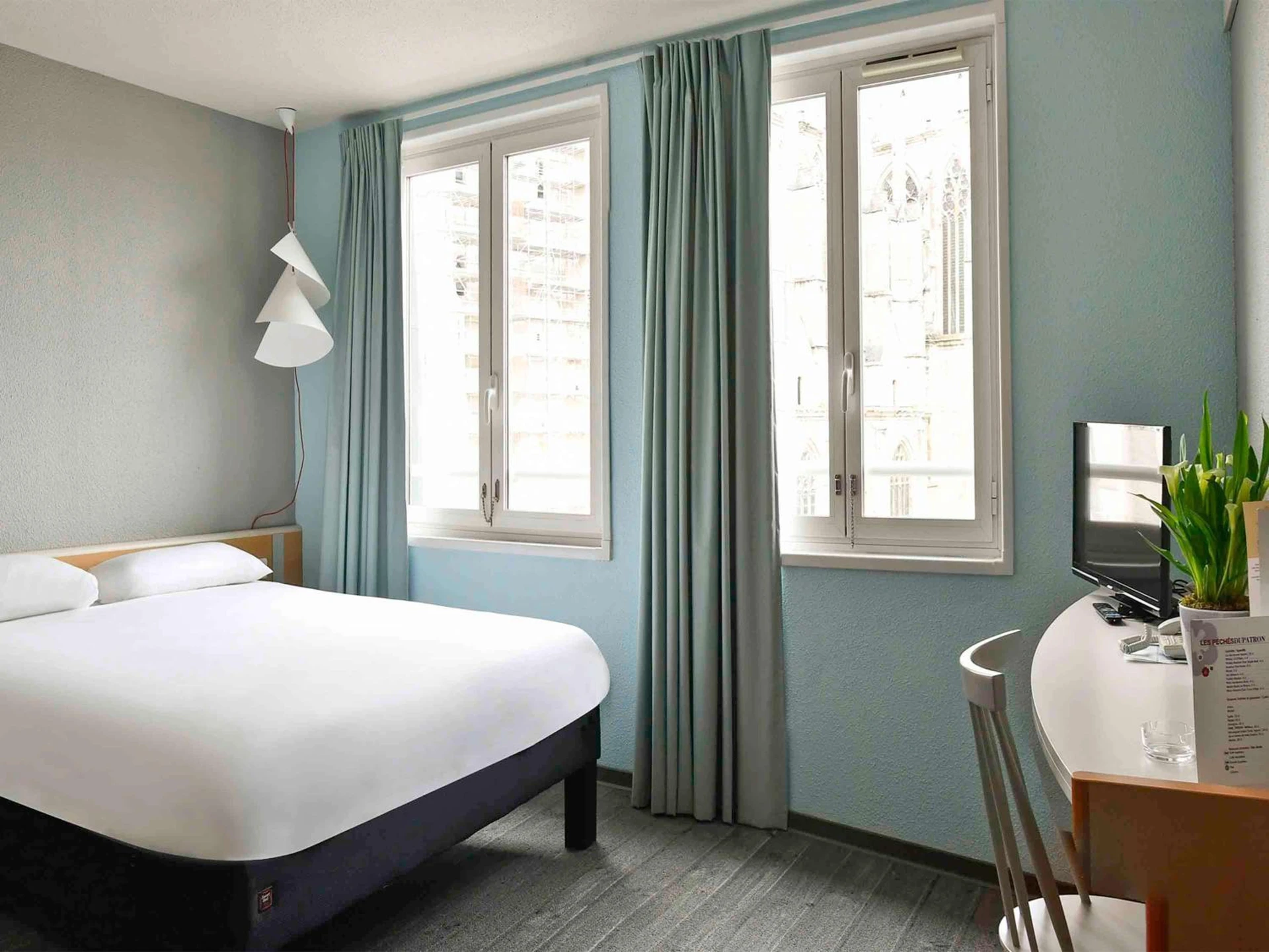 Magnifique chambre pour un séminaire d'entreprise à ibis Saint Quentin Basilique - Saint-Quentin