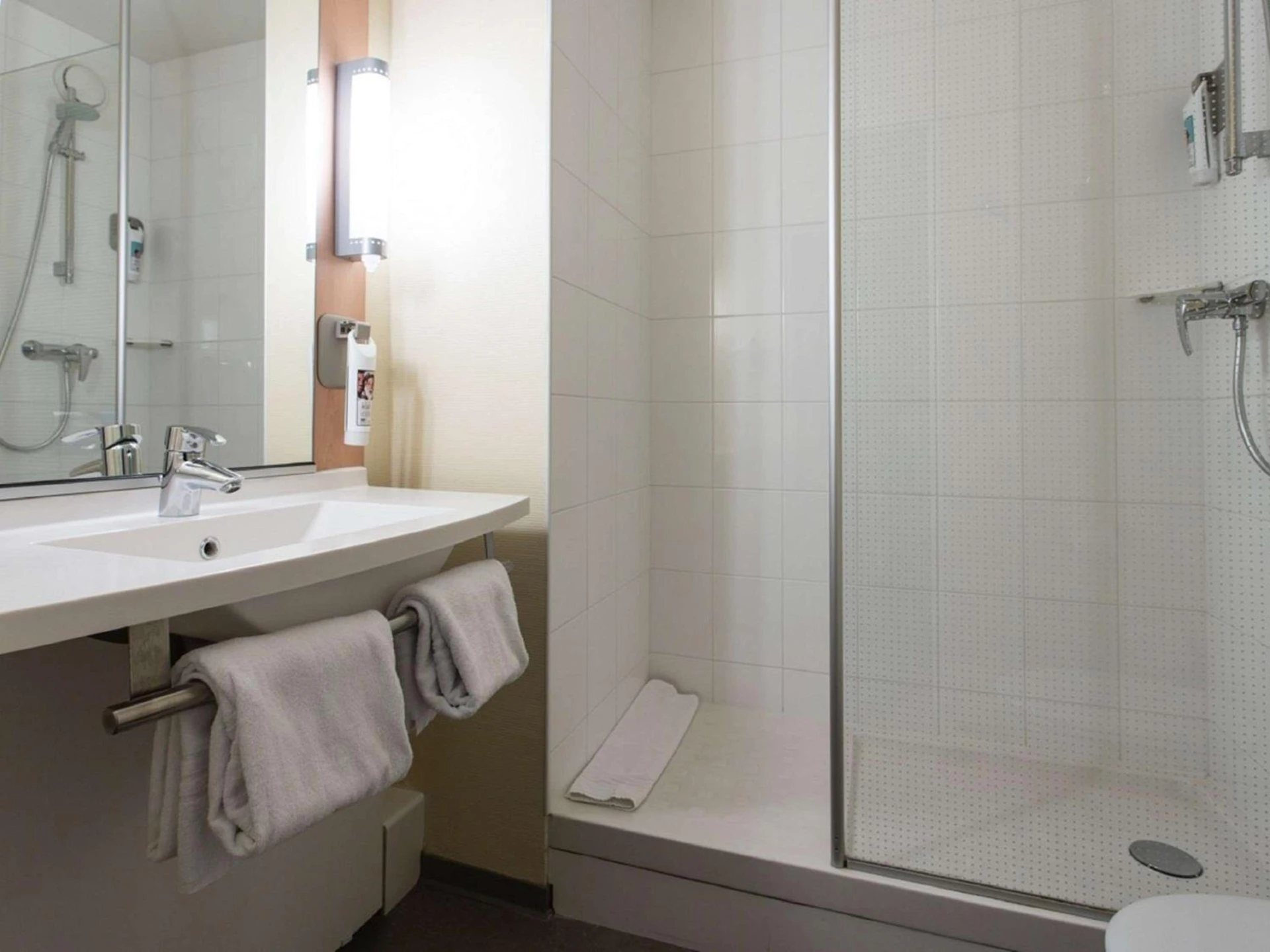 Magnifique chambre pour un séminaire d'entreprise à ibis Senlis - Senlis