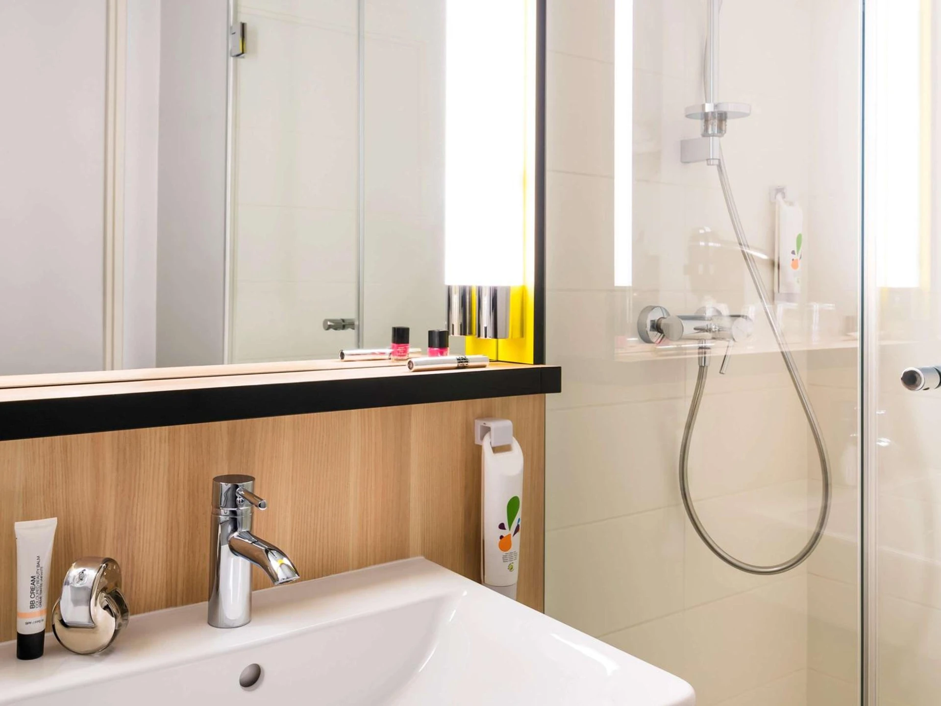Magnifique chambre pour un séminaire d'entreprise à ibis Styles Guyancourt Versailles - Guyancourt
