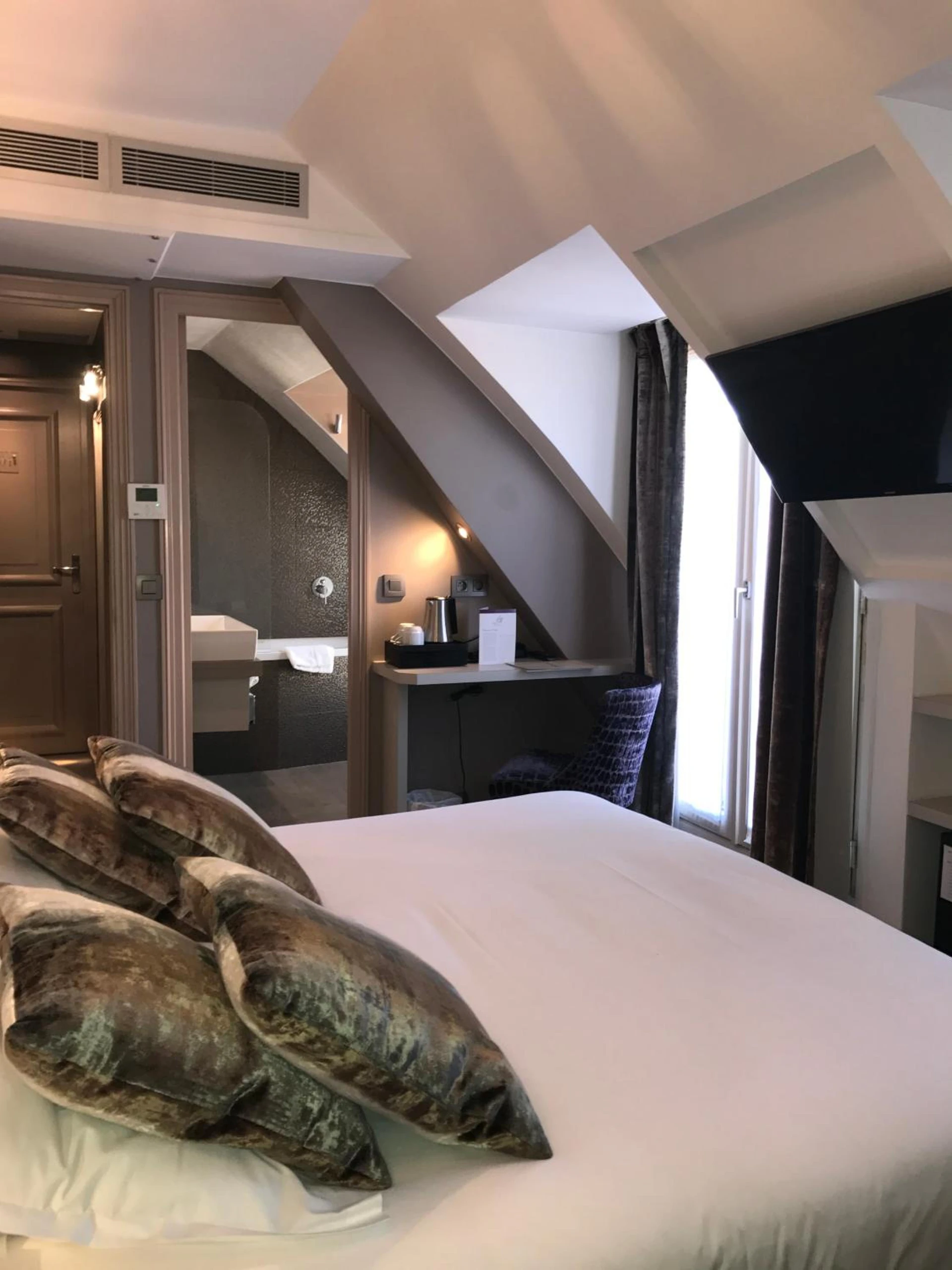 Chambre disponible pour un séminaire d'entreprise à Hôtel Jacques de Molay - Fitness & Sauna - Paris