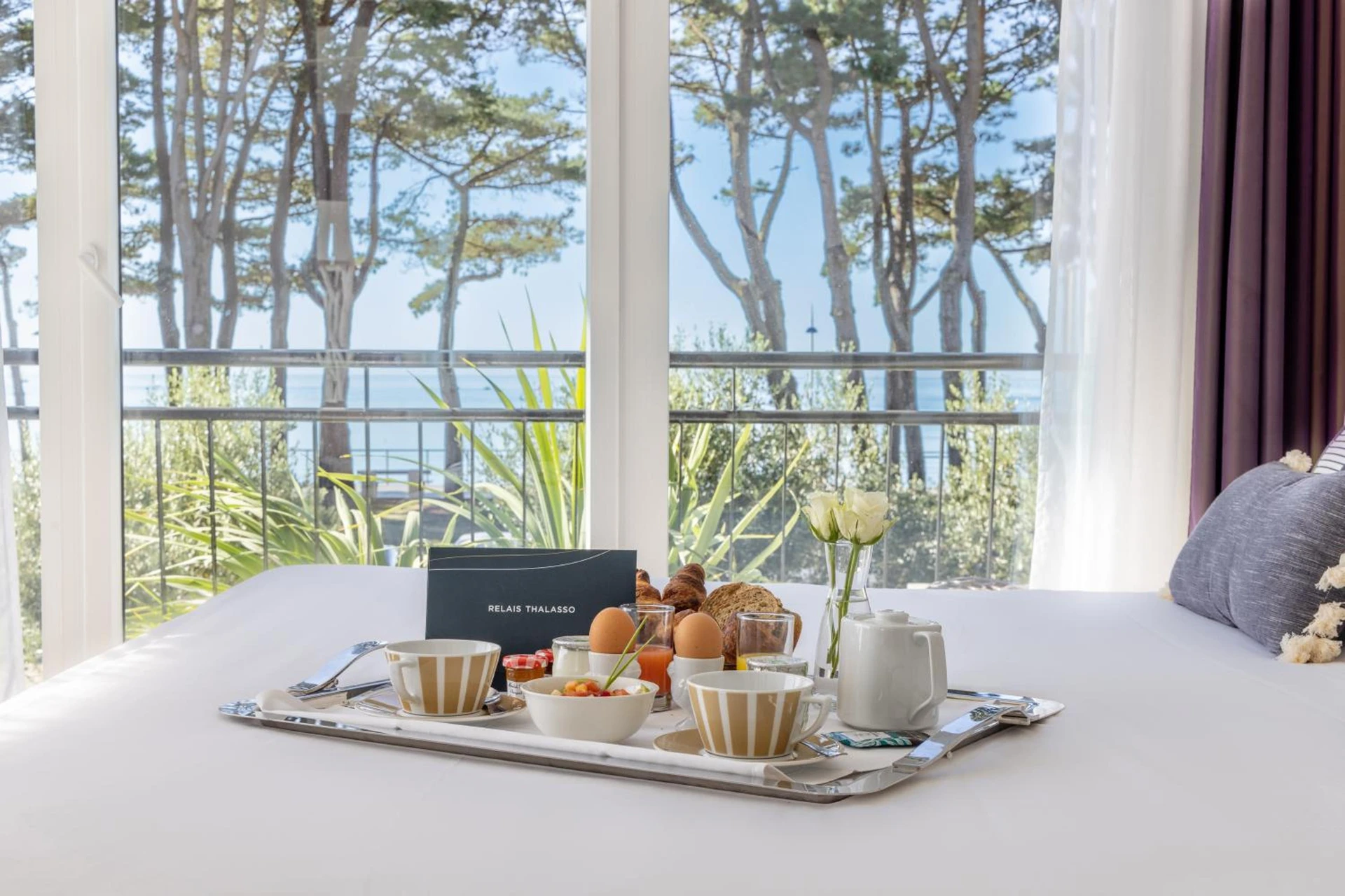Chambre disponible pour un séminaire d'entreprise à Hotel Kastel & Spa avec piscine d'eau de mer chauffée et située à 50 m de l'hôtel - Bénodet