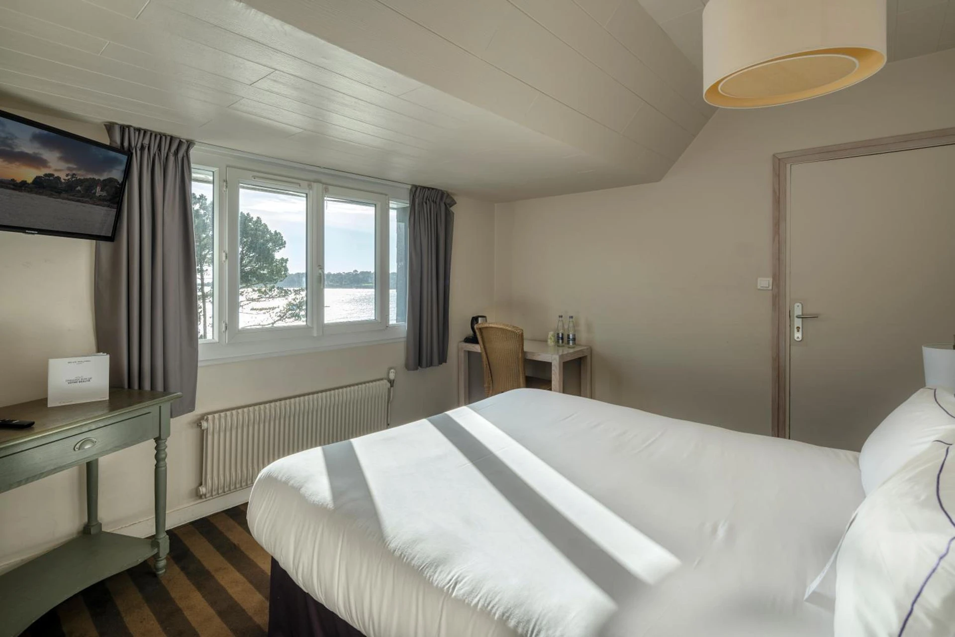 Magnifique chambre pour un séminaire d'entreprise à Hotel Kastel & Spa avec piscine d'eau de mer chauffée et située à 50 m de l'hôtel - Bénodet