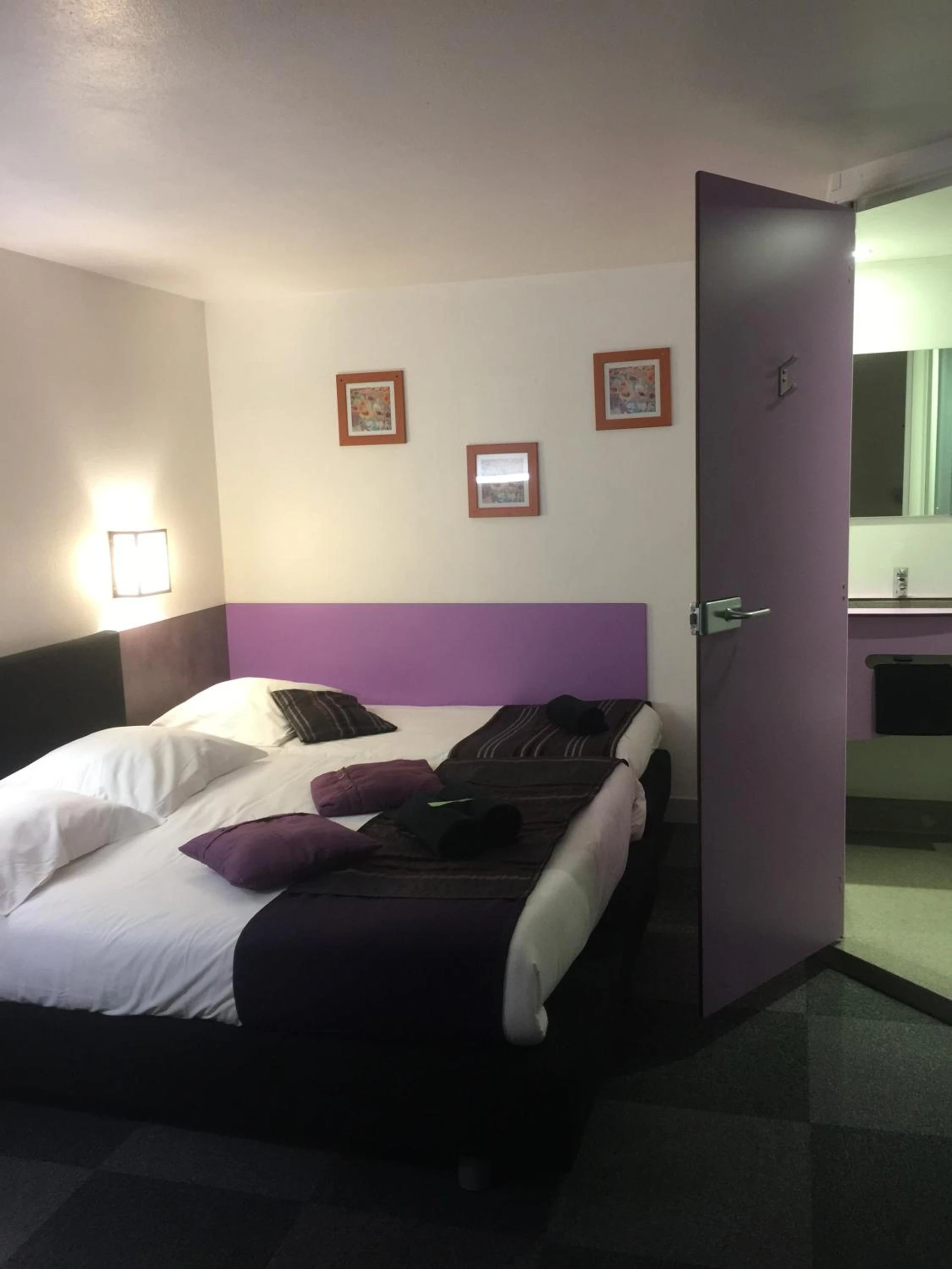 Chambre disponible pour un séminaire d'entreprise à Kyriad Direct Saintes - Saintes