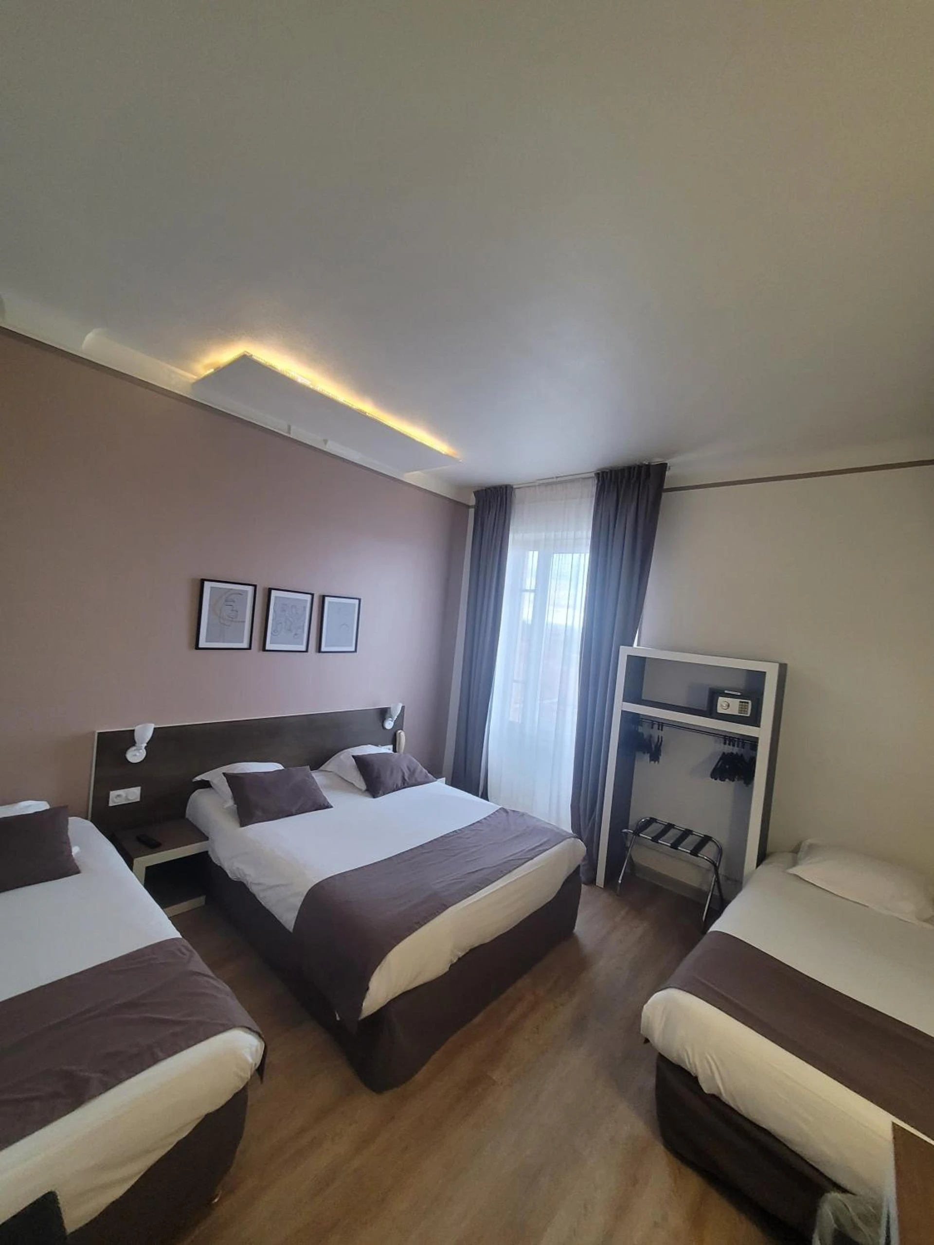 Chambre disponible pour un séminaire d'entreprise à KYRIAD ORANGE Centre Ville - HOTEL & RESTAURANT - La Galerie d'Art des Princes - Provence Alpes Côte d'Azur - France - Proche A7-A9 - exit21- Châteauneuf-du-Pape Avignon Bollene Nimes - Orange