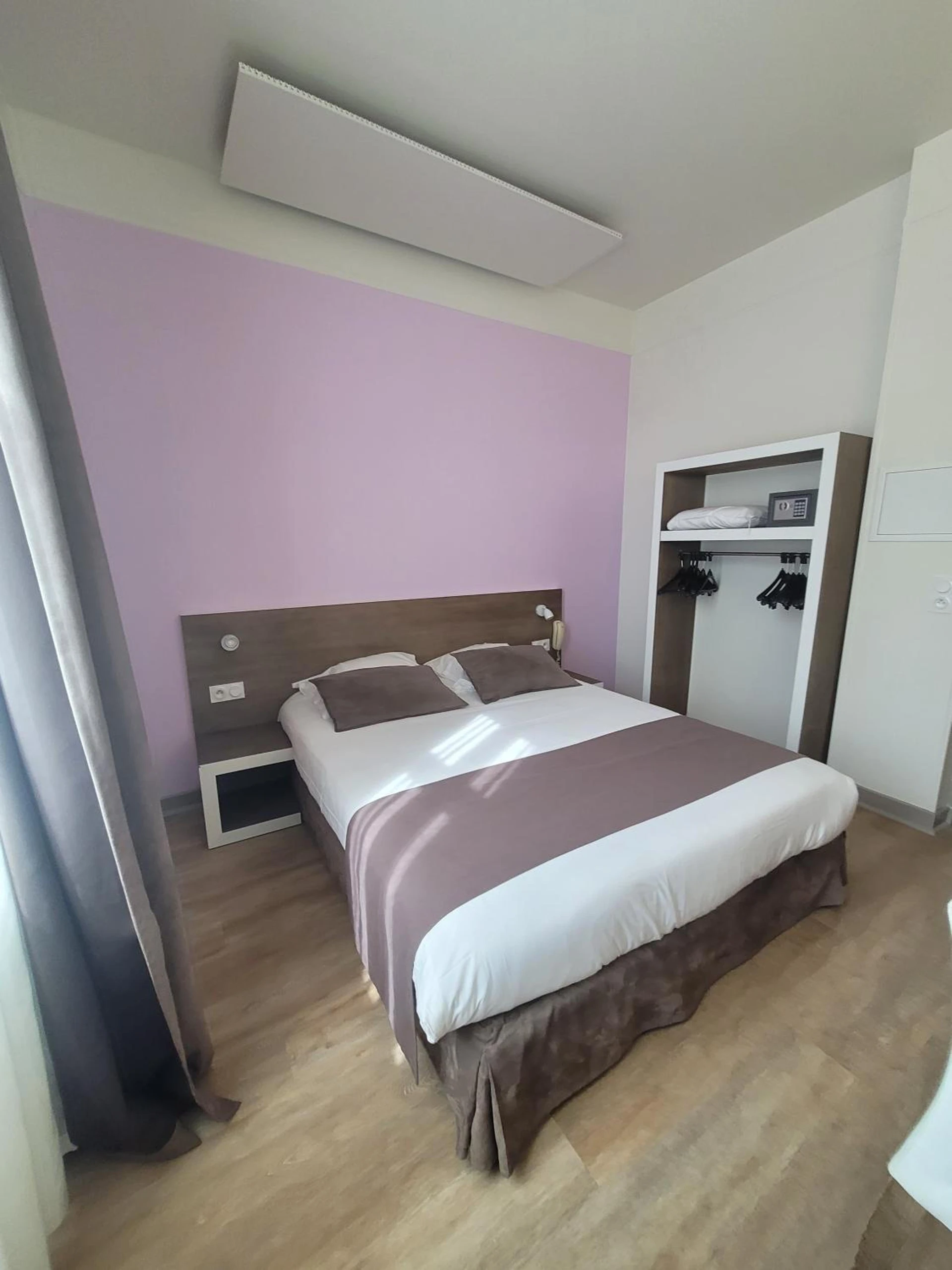 Chambre disponible pour un séminaire d'entreprise à KYRIAD ORANGE Centre Ville - HOTEL & RESTAURANT - La Galerie d'Art des Princes - Provence Alpes Côte d'Azur - France - Proche A7-A9 - exit21- Châteauneuf-du-Pape Avignon Bollene Nimes - Orange