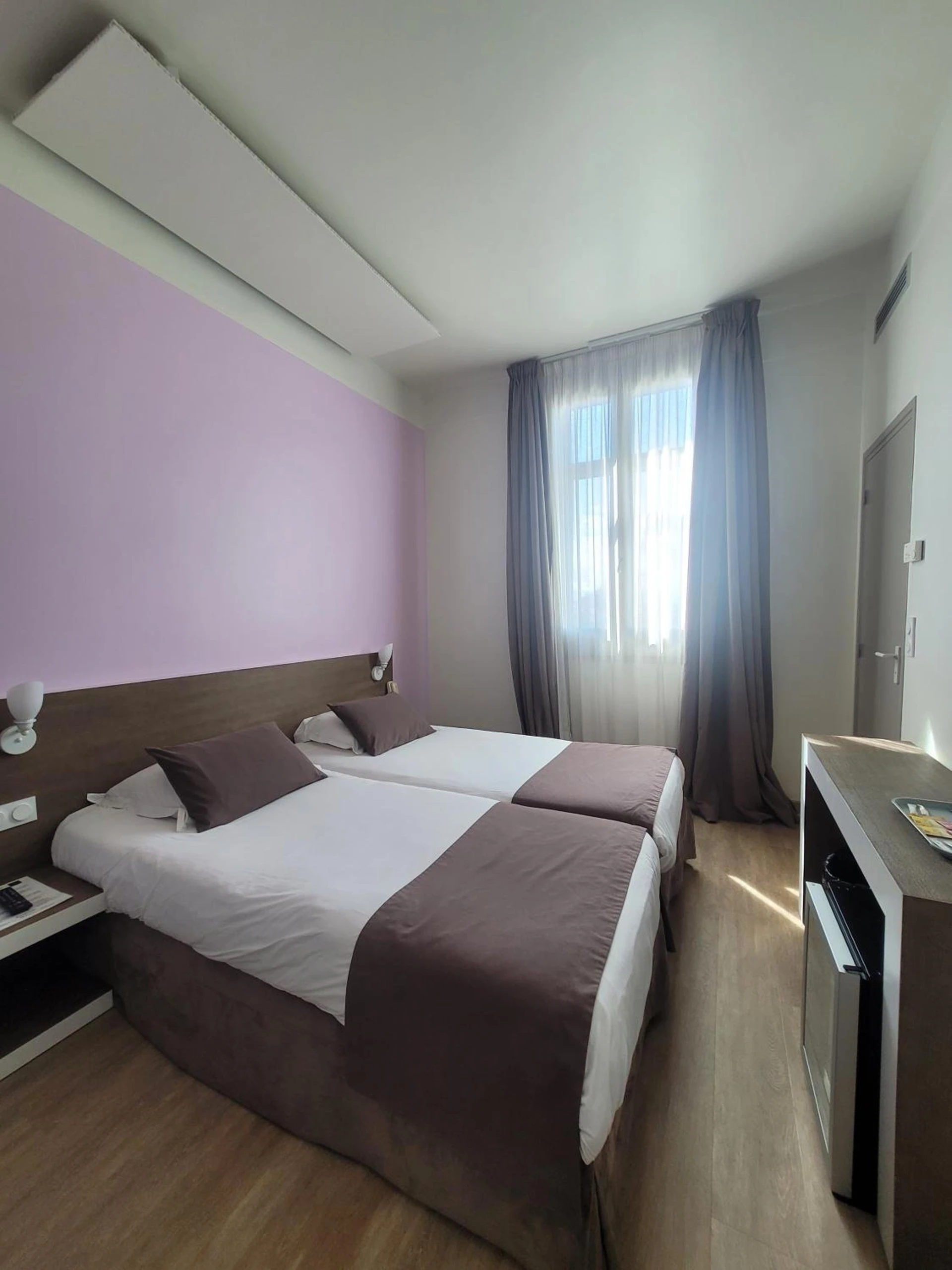 Chambre disponible pour un séminaire d'entreprise à KYRIAD ORANGE Centre Ville - HOTEL & RESTAURANT - La Galerie d'Art des Princes - Provence Alpes Côte d'Azur - France - Proche A7-A9 - exit21- Châteauneuf-du-Pape Avignon Bollene Nimes - Orange