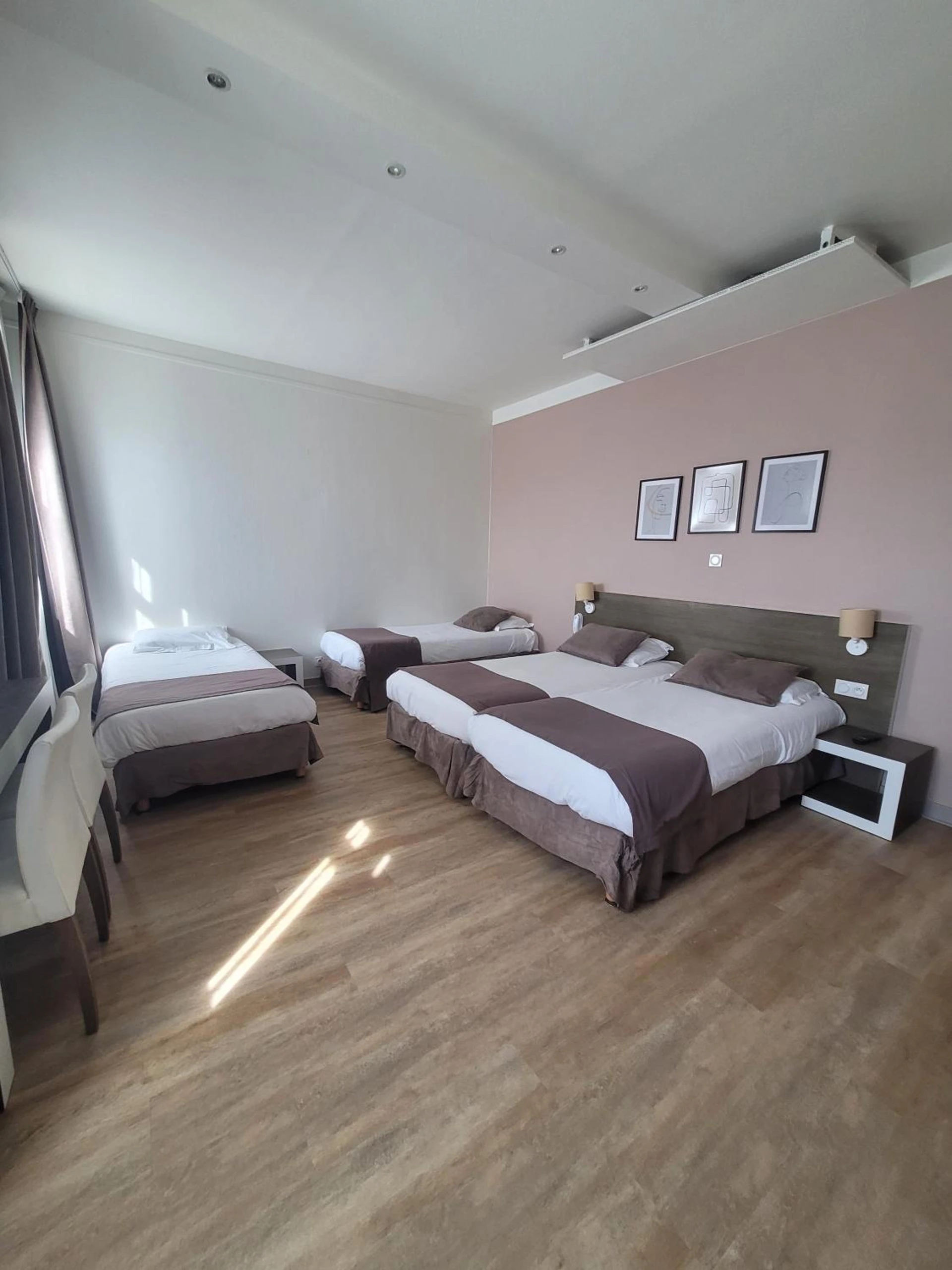 Chambre disponible pour un séminaire d'entreprise à KYRIAD ORANGE Centre Ville - HOTEL & RESTAURANT - La Galerie d'Art des Princes - Provence Alpes Côte d'Azur - France - Proche A7-A9 - exit21- Châteauneuf-du-Pape Avignon Bollene Nimes - Orange