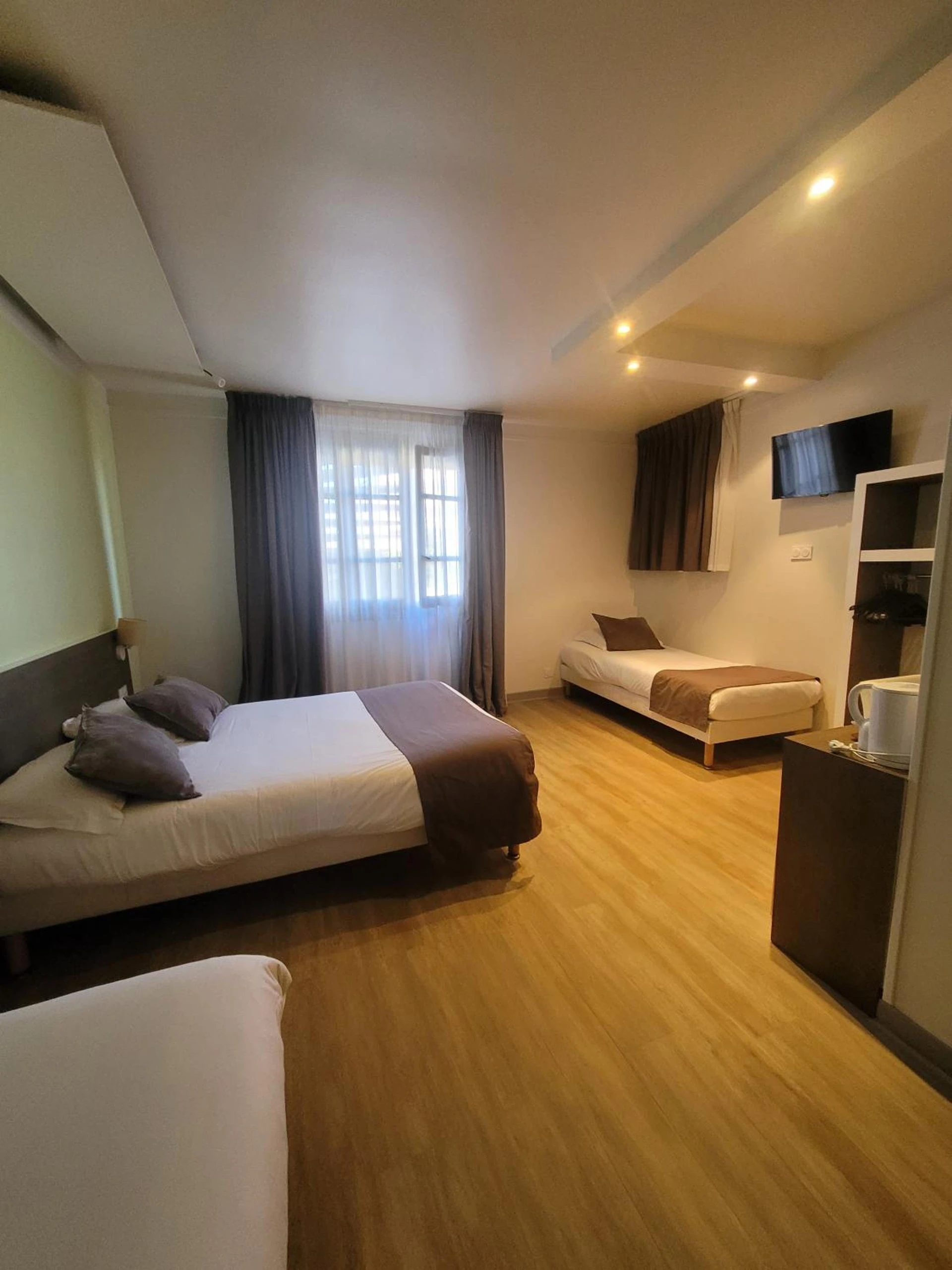Magnifique chambre pour un séminaire d'entreprise à KYRIAD ORANGE Centre Ville - HOTEL & RESTAURANT - La Galerie d'Art des Princes - Provence Alpes Côte d'Azur - France - Proche A7-A9 - exit21- Châteauneuf-du-Pape Avignon Bollene Nimes - Orange