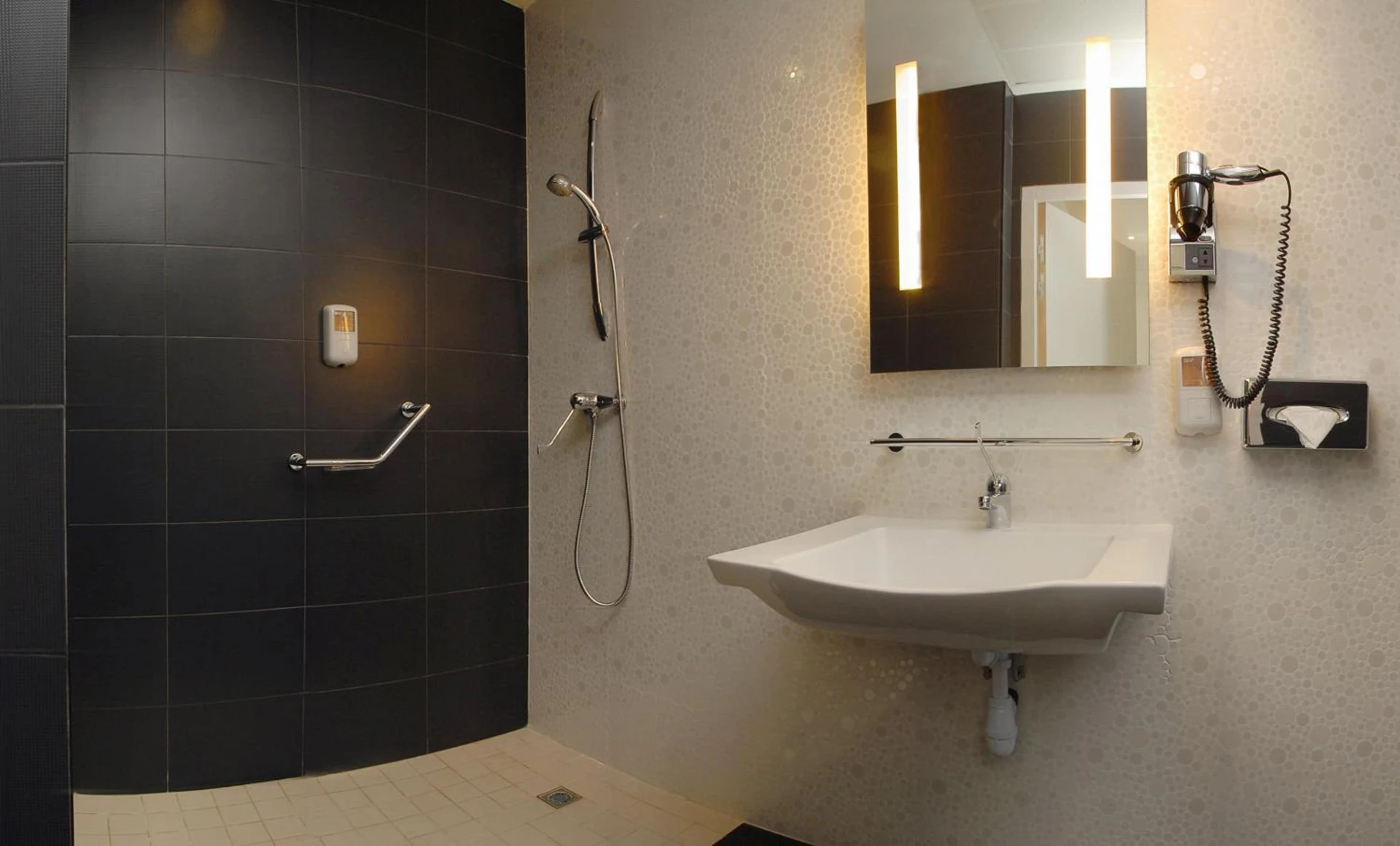 Ambiance de travail pour séminaire d'entreprise à Kyriad Prestige Perpignan Centre del Mon - Perpignan