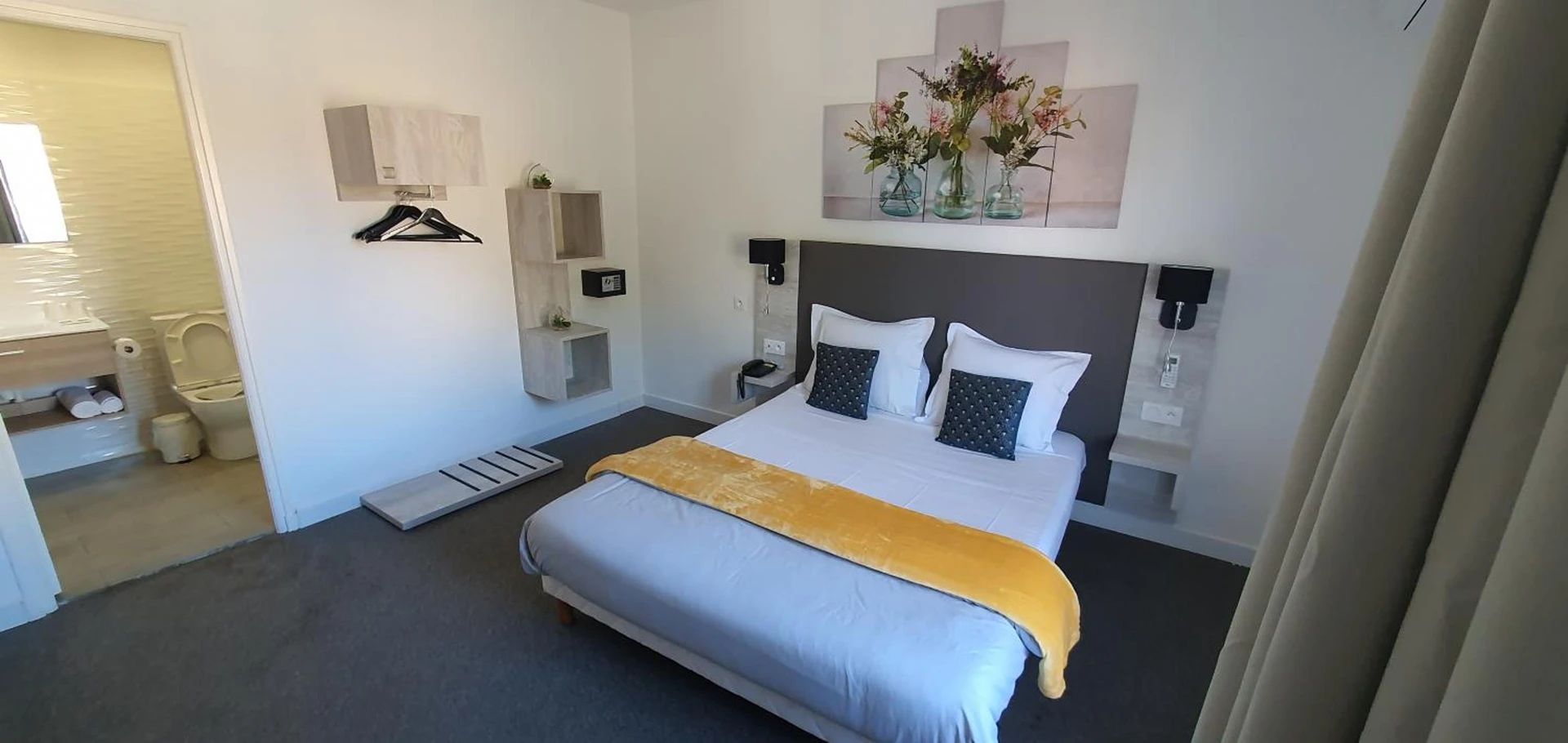 Chambre disponible pour un séminaire d'entreprise à Hôtel L'Alsace-Gare sncf - Narbonne