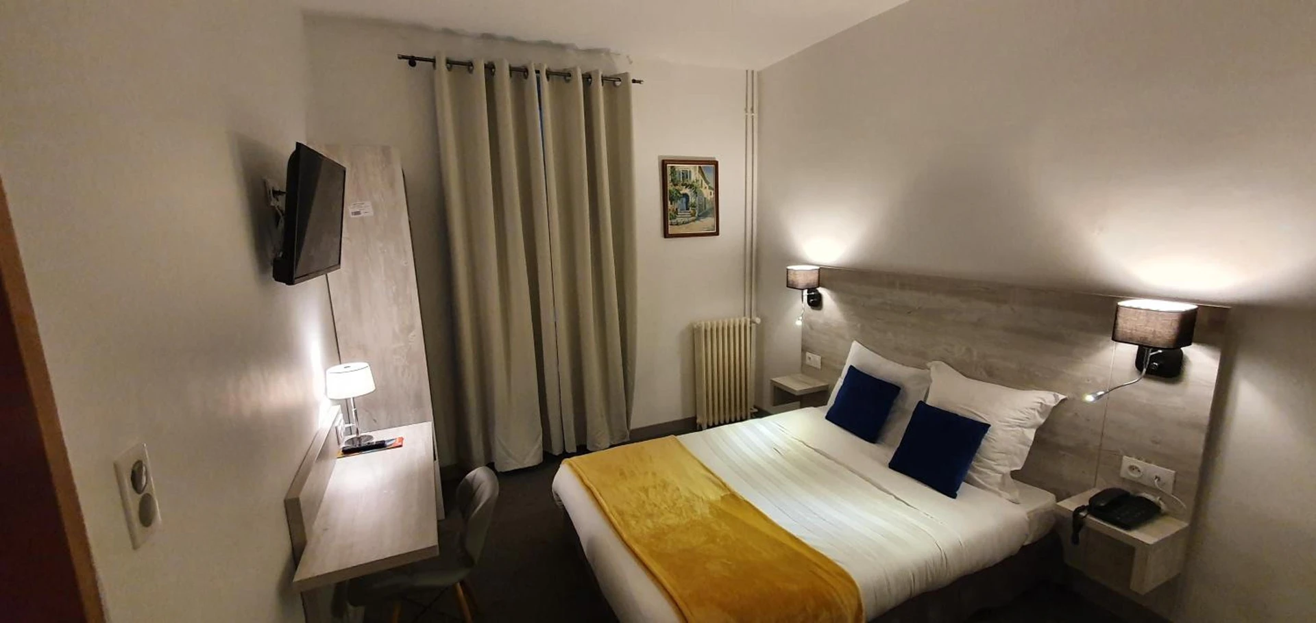 Chambre disponible pour un séminaire d'entreprise à Hôtel L'Alsace-Gare sncf - Narbonne