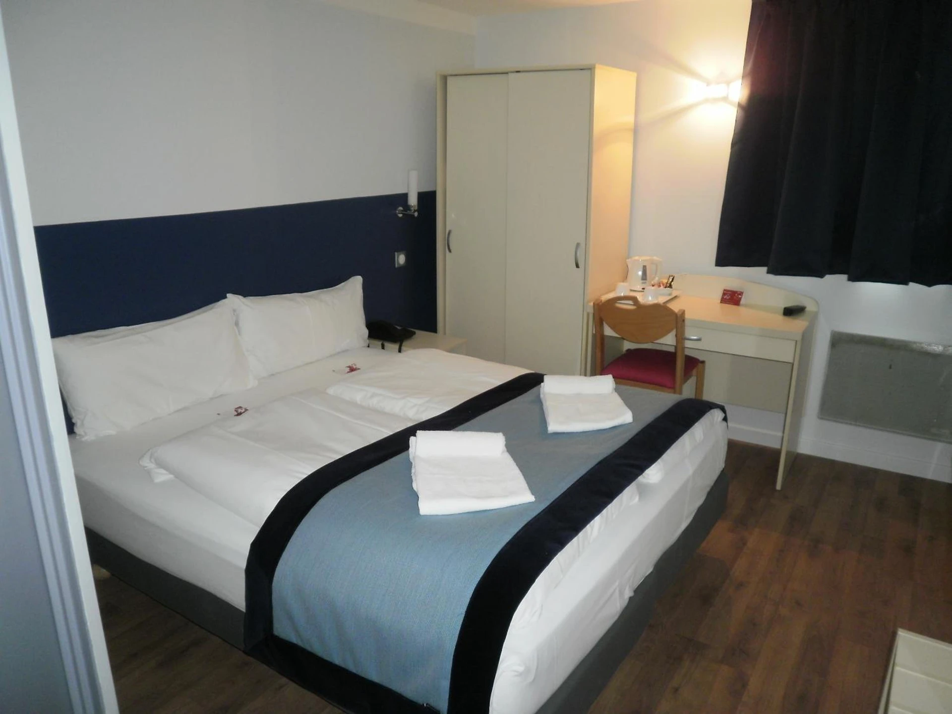Chambre disponible pour un séminaire d'entreprise à Hôtel l'Amandier - Nanterre