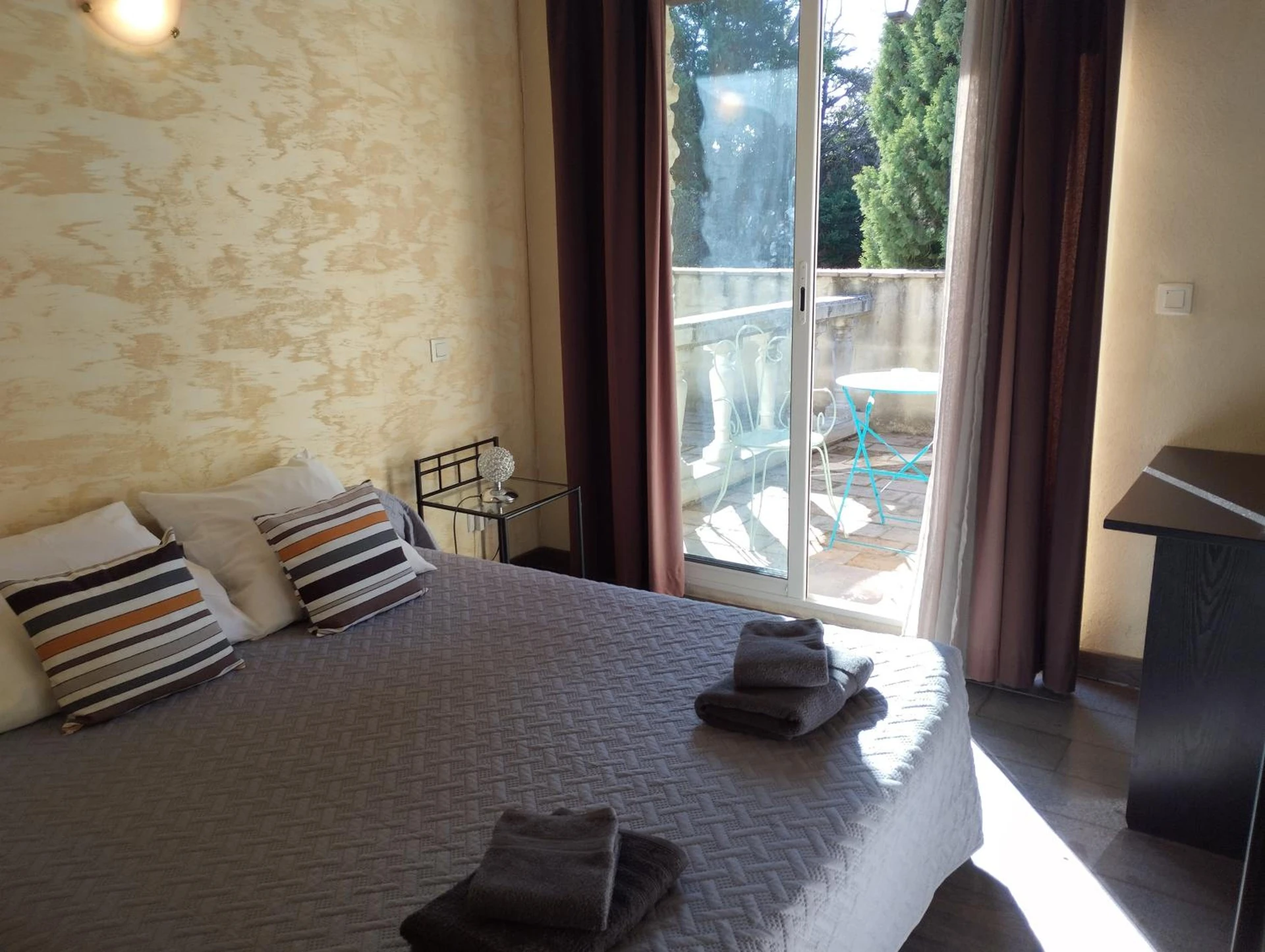 Chambre disponible pour un séminaire d'entreprise à Logis Hotel Restaurant L'Esquielle - Saint-Géniès-de-Malgoirès