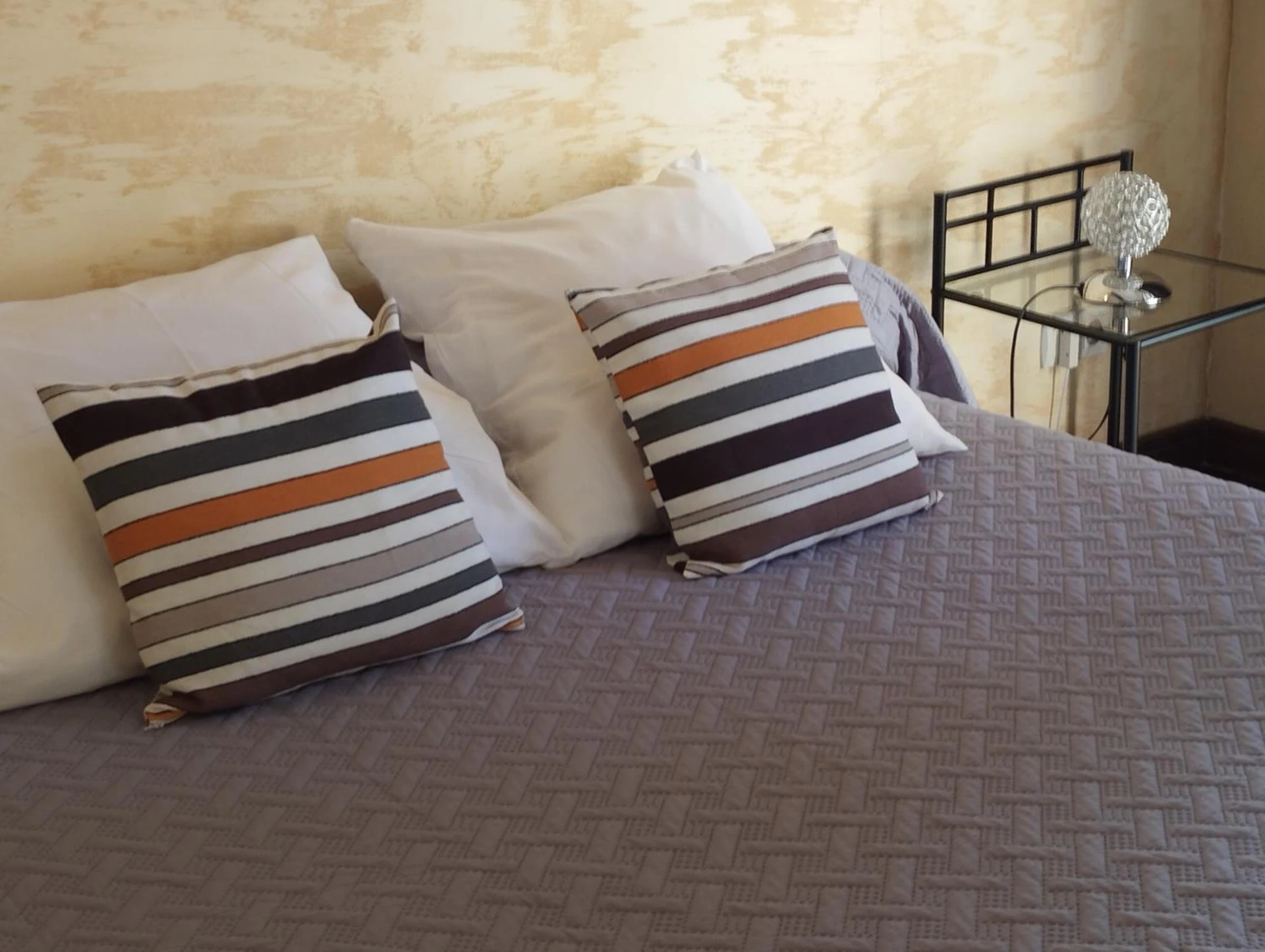 Chambre disponible pour un séminaire d'entreprise à Logis Hotel Restaurant L'Esquielle - Saint-Géniès-de-Malgoirès