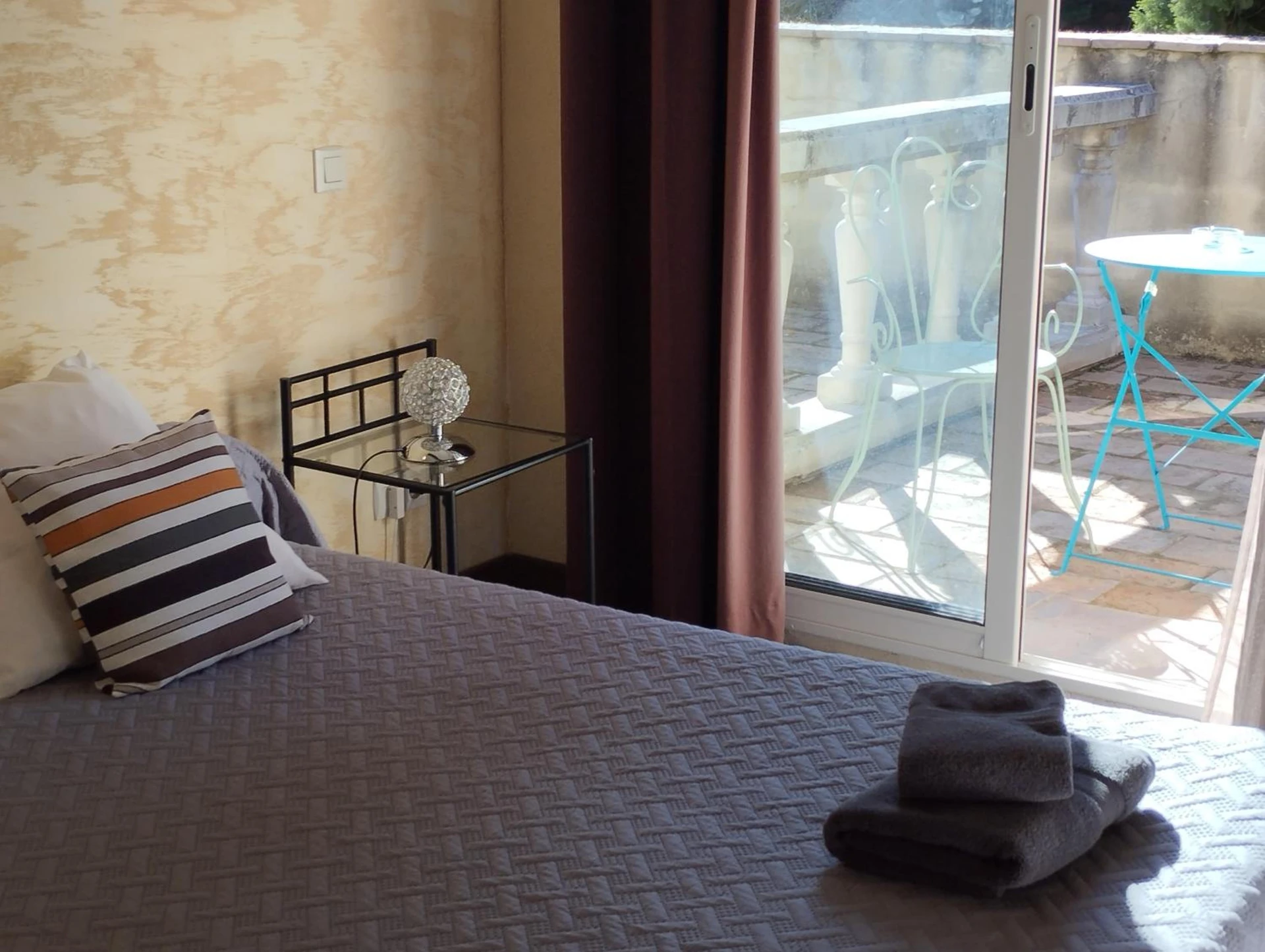 Chambre disponible pour un séminaire d'entreprise à Logis Hotel Restaurant L'Esquielle - Saint-Géniès-de-Malgoirès