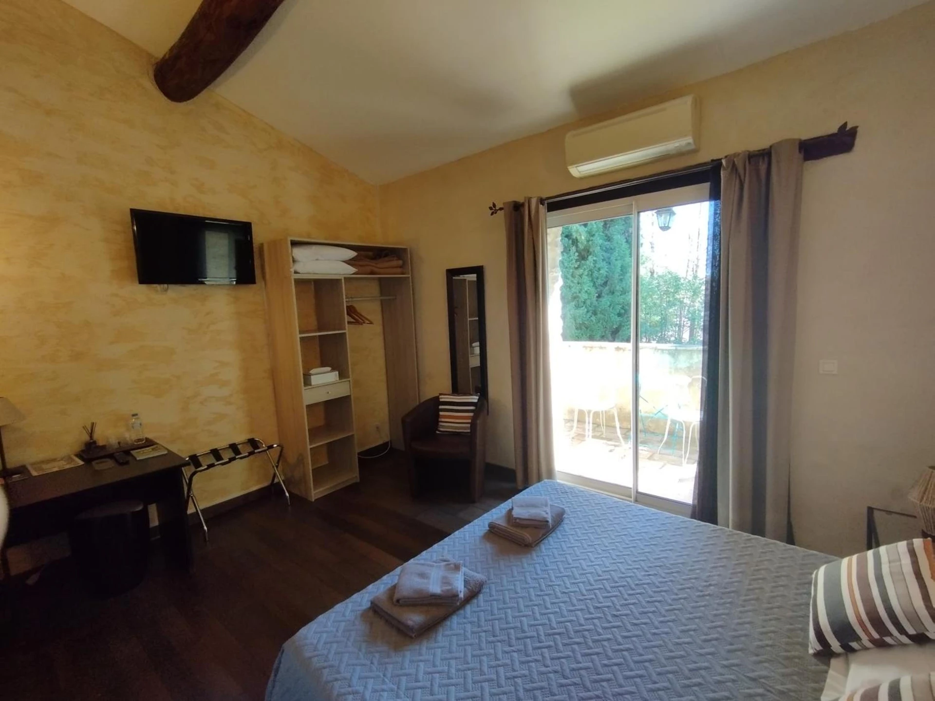 Chambre disponible pour un séminaire d'entreprise à Logis Hotel Restaurant L'Esquielle - Saint-Géniès-de-Malgoirès