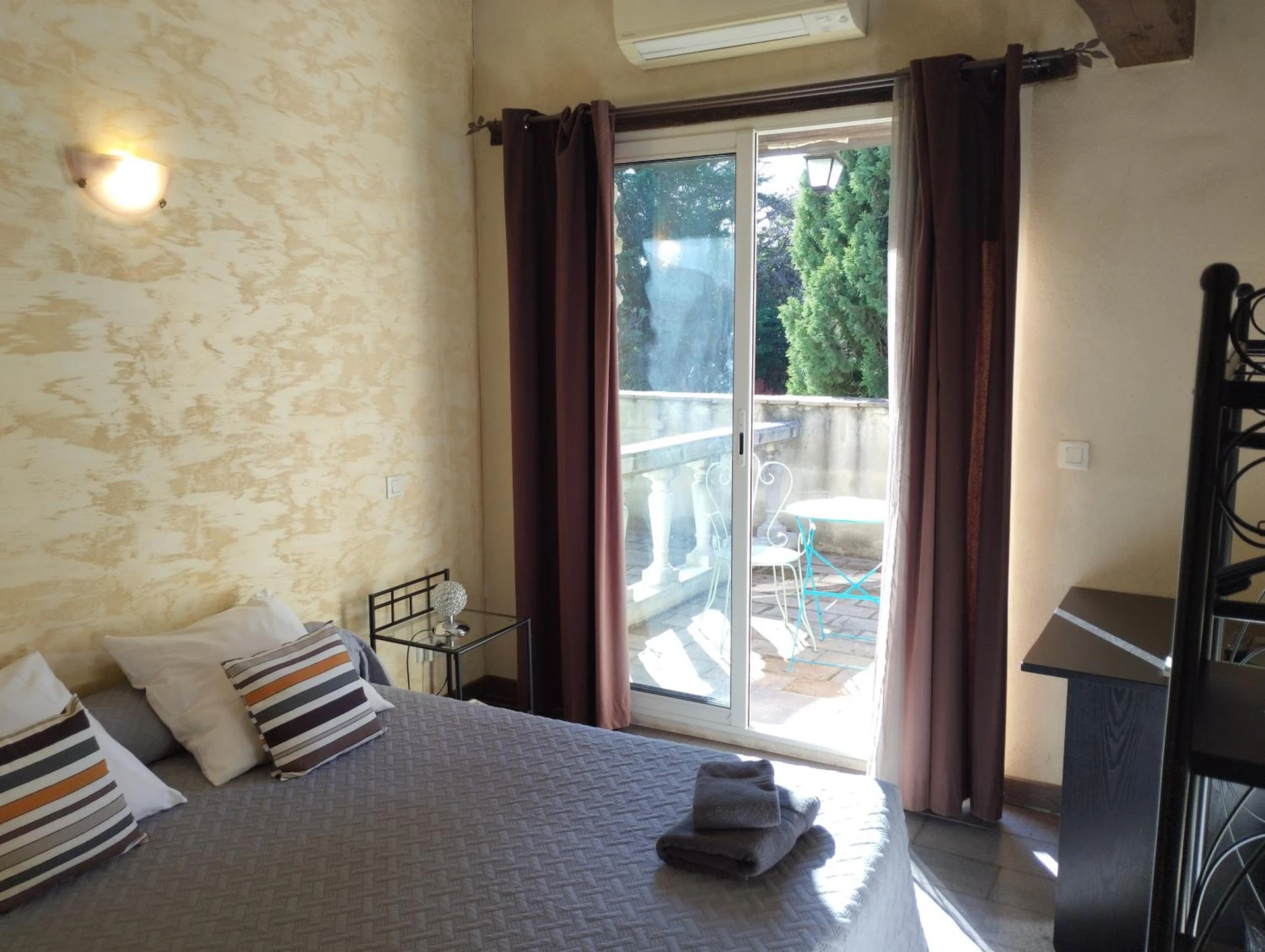 Chambre disponible pour un séminaire d'entreprise à Logis Hotel Restaurant L'Esquielle - Saint-Géniès-de-Malgoirès