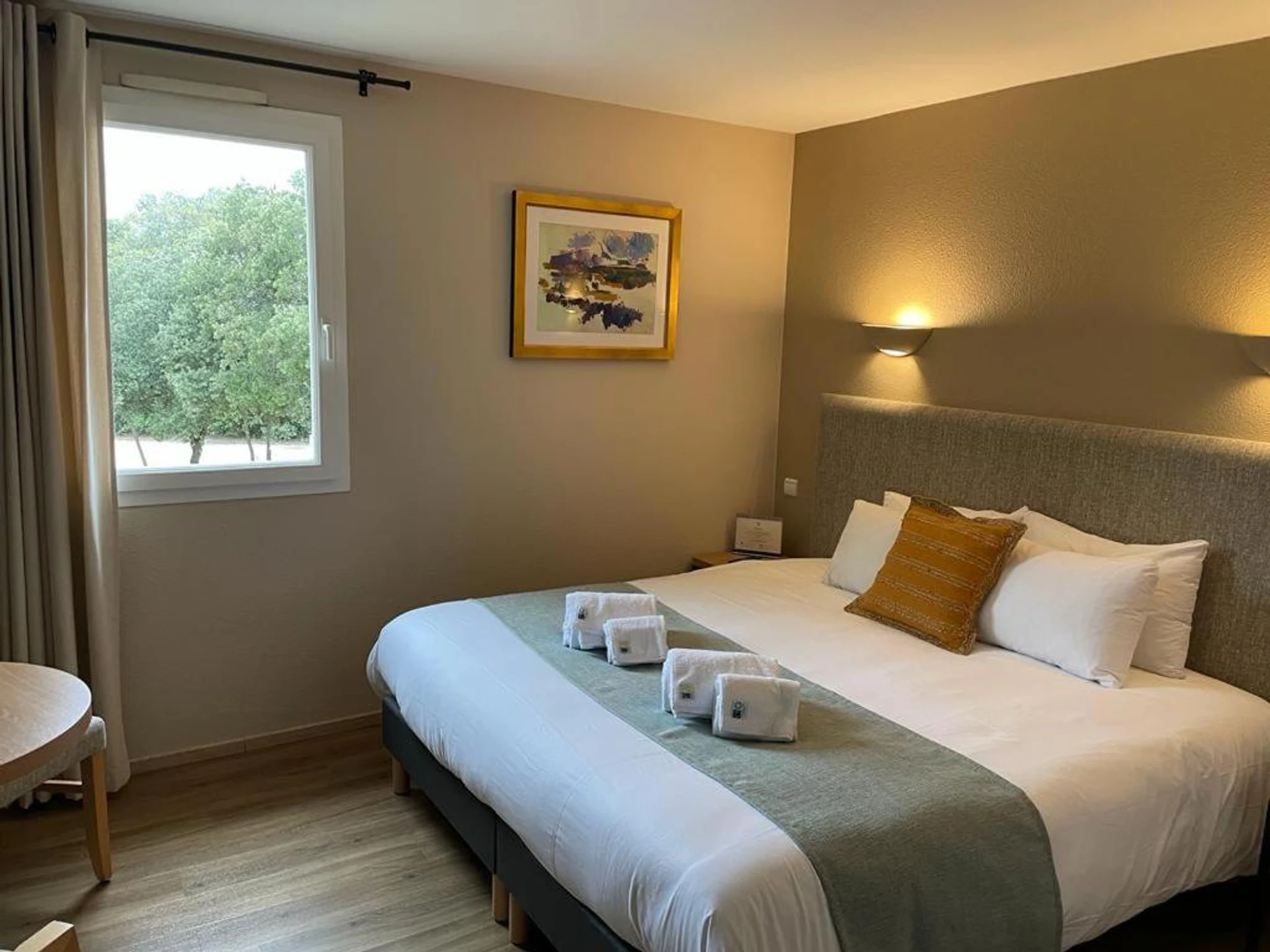 Chambre disponible pour un séminaire d'entreprise à Logis La Bastide De Grignan Hotel & Restaurant "La Chênaie" - Grignan