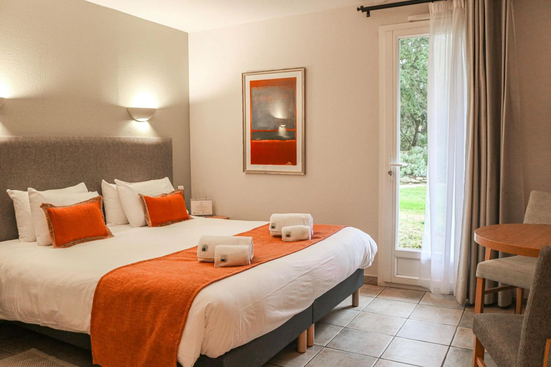 Chambre disponible pour un séminaire d'entreprise à Logis La Bastide De Grignan Hotel & Restaurant "La Chênaie" - Grignan