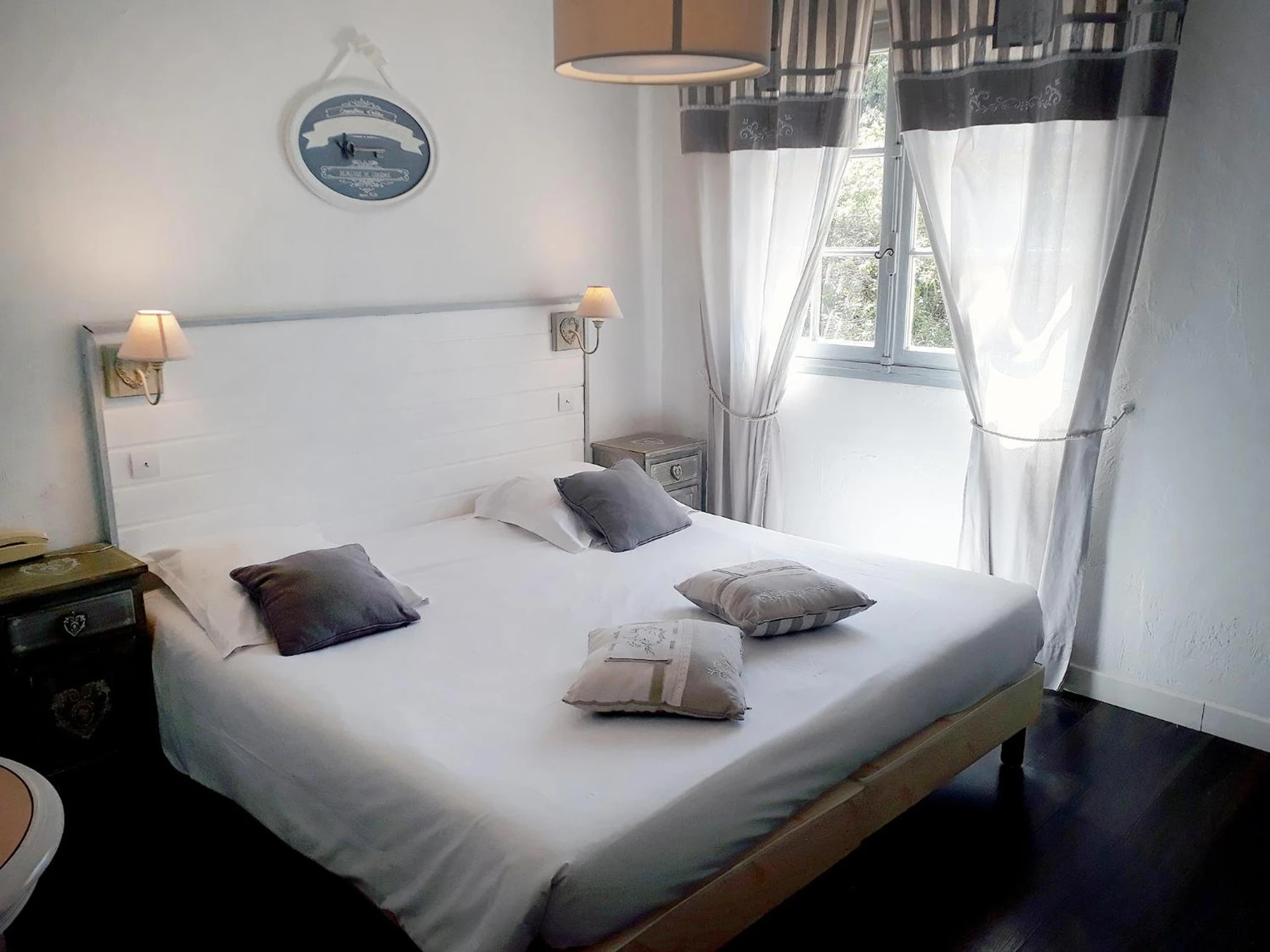 Chambre disponible pour un séminaire d'entreprise à Logis Hôtels La Bastide des Golfs - Mouans-Sartoux