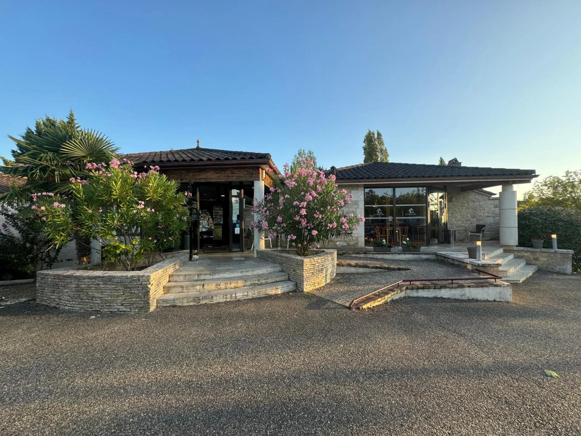 Organiser un séminaire d'entreprise : Logis Hotel La Bergerie Hôtel 3 étoiles Restaurant savoureux à saint-pierre-lafeuille