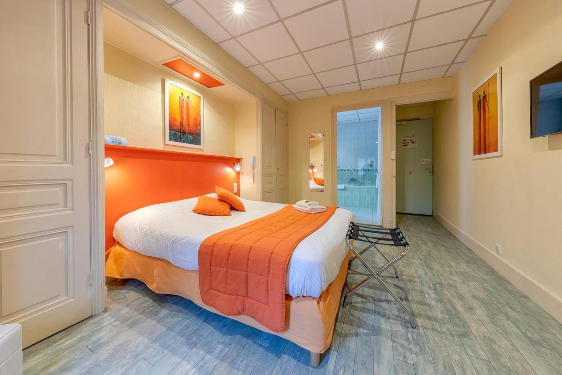 Magnifique chambre pour un séminaire d'entreprise à La Commanderie de Champarey - Bourgoin-Jallieu