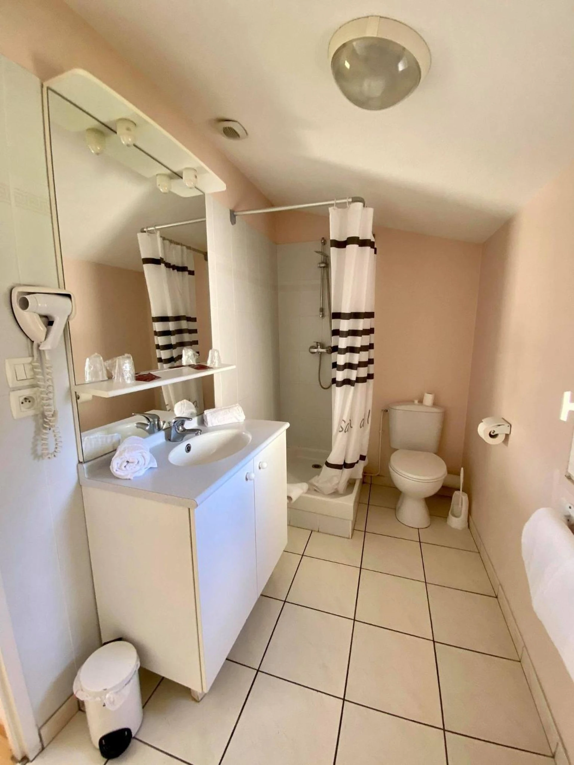 Magnifique chambre pour un séminaire d'entreprise à Hotel Restaurant La Dame du Lac - Monflanquin