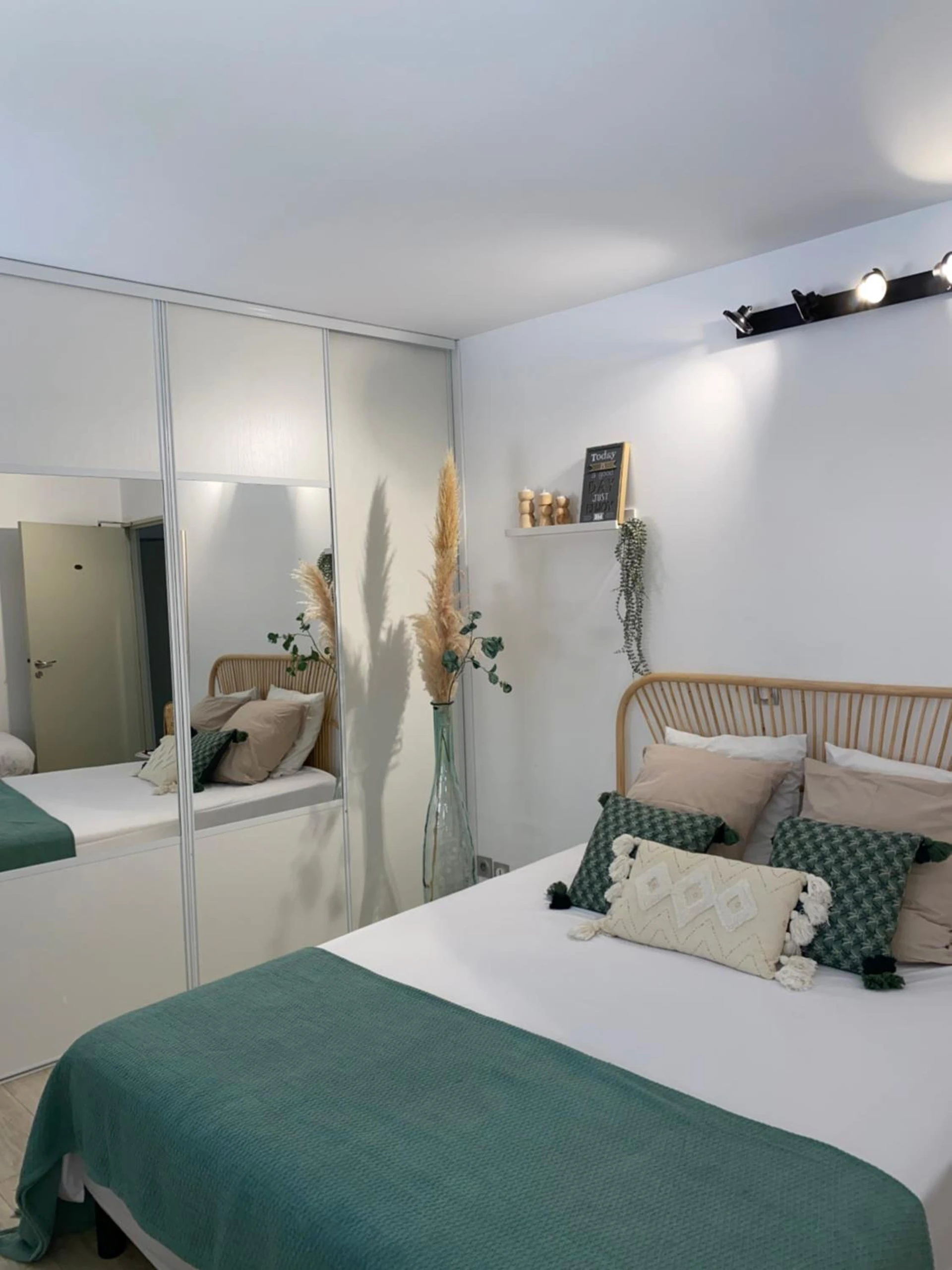 Chambre disponible pour un séminaire d'entreprise à Logis Hôtel La Fenière - La Bouilladisse