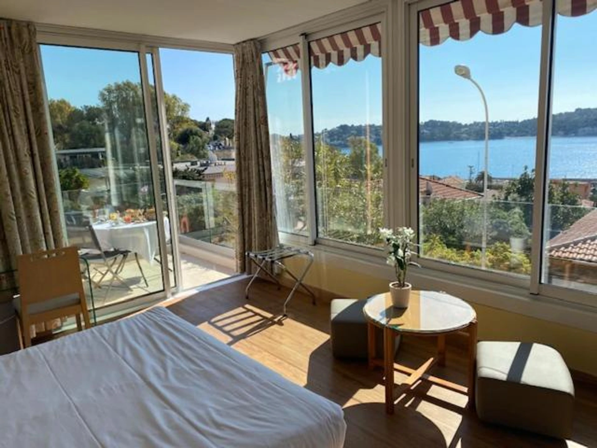Chambre disponible pour un séminaire d'entreprise à Hôtel La Flore - Villefranche-sur-Mer