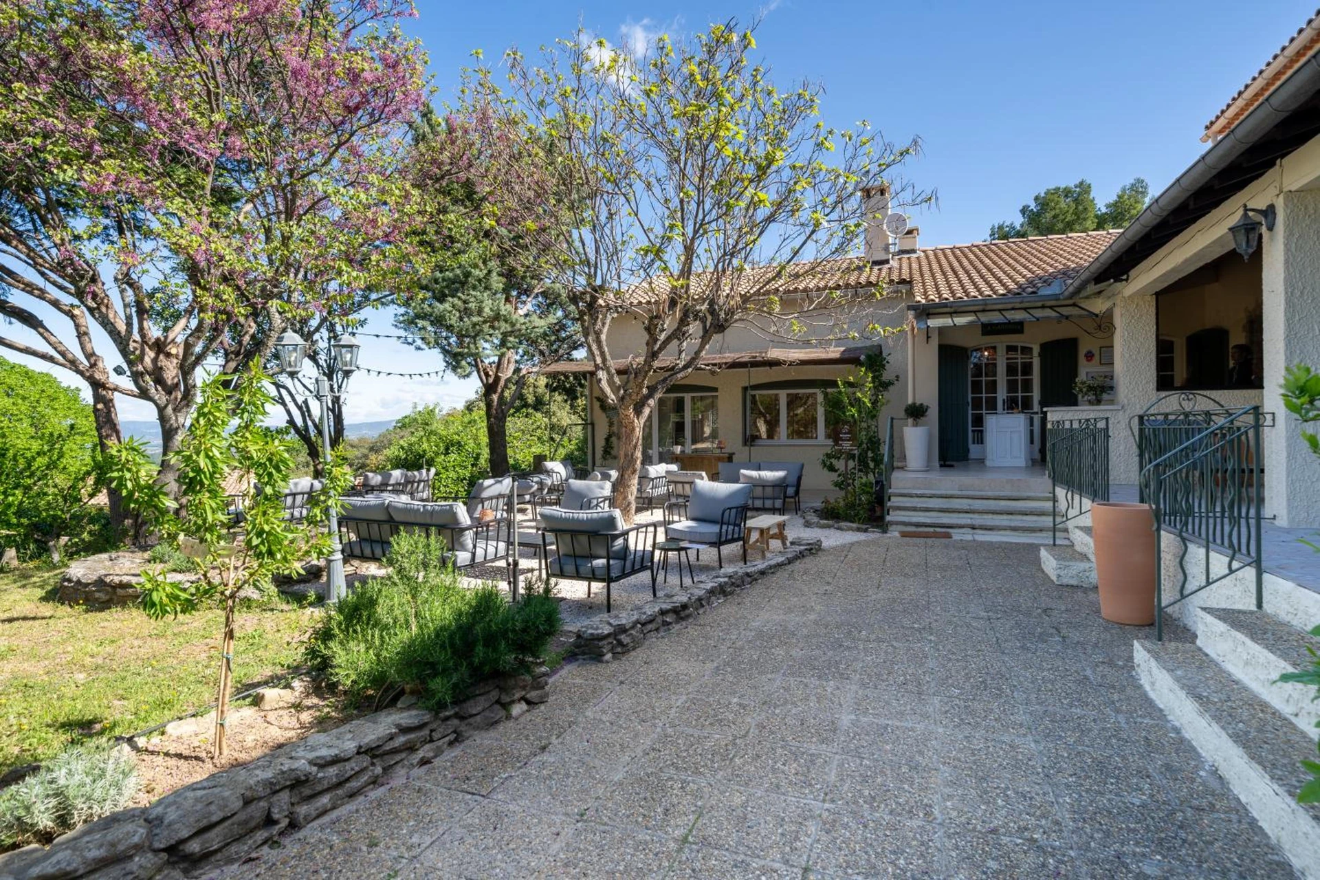 Organiser un séminaire d'entreprise : Hôtel La Garrigue & Bar Piscine à venasque