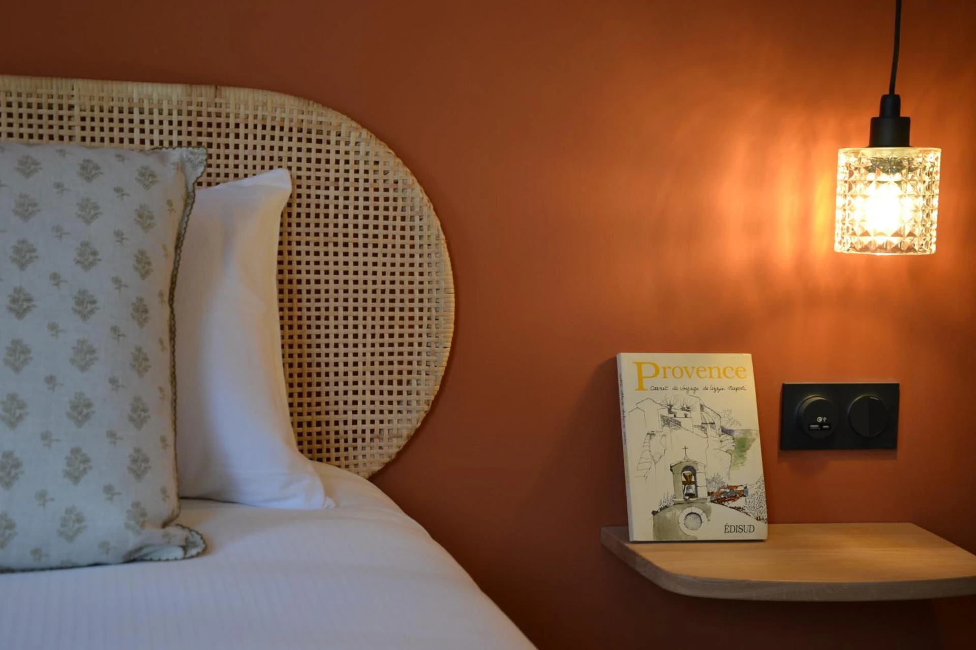 Chambre disponible pour un séminaire d'entreprise à Hôtel La Garrigue & Bar Piscine - Venasque