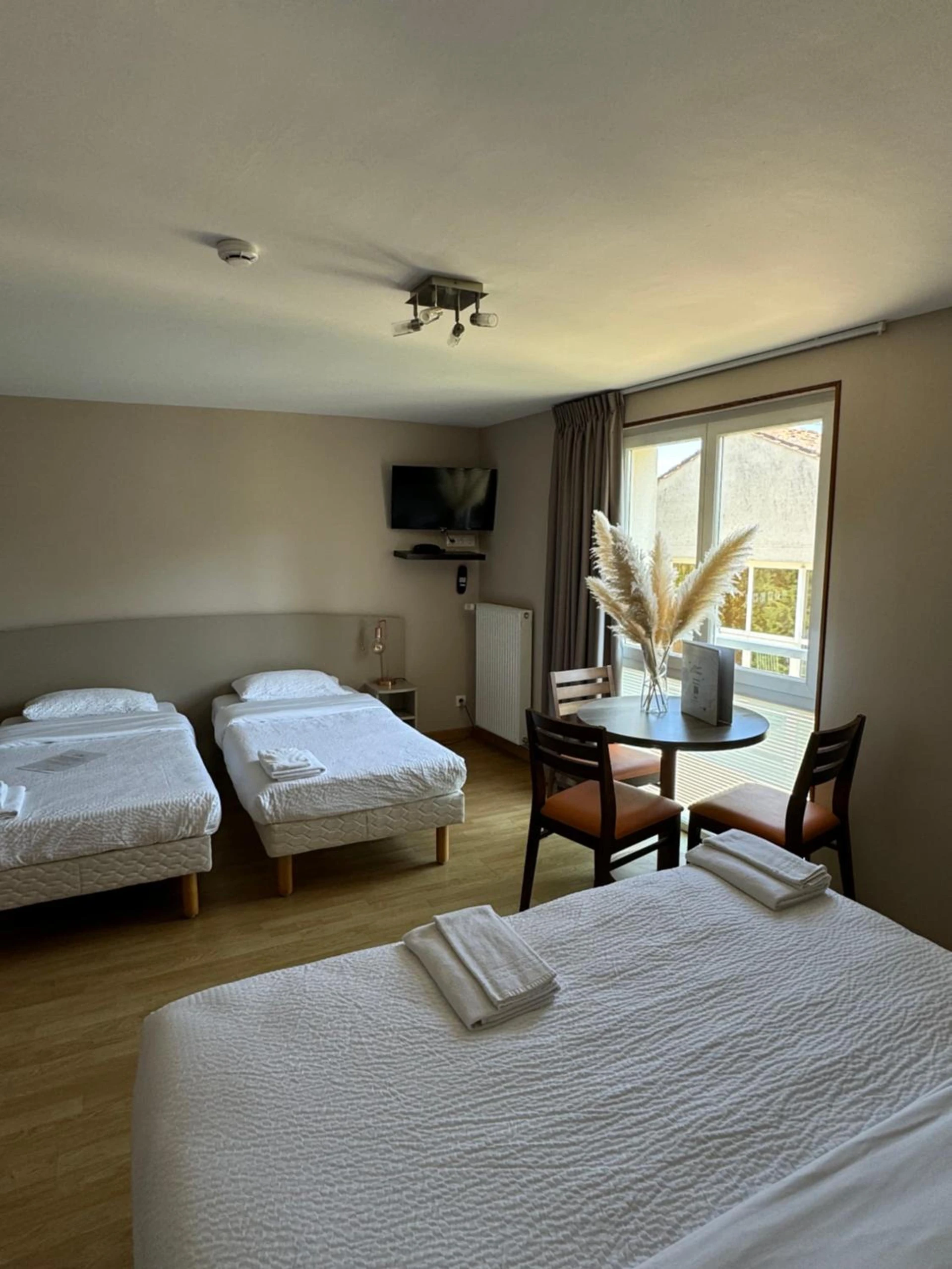 Chambre disponible pour un séminaire d'entreprise à Contact Hôtel La Métairie - Cordes-sur-Ciel