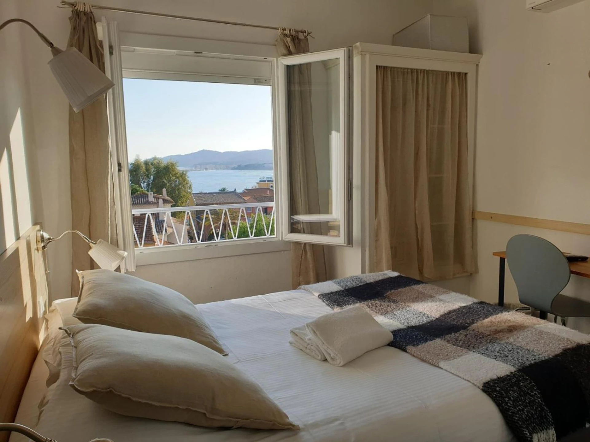 Chambre disponible pour un séminaire d'entreprise à Hôtel La Petite Bohème - Le Lavandou