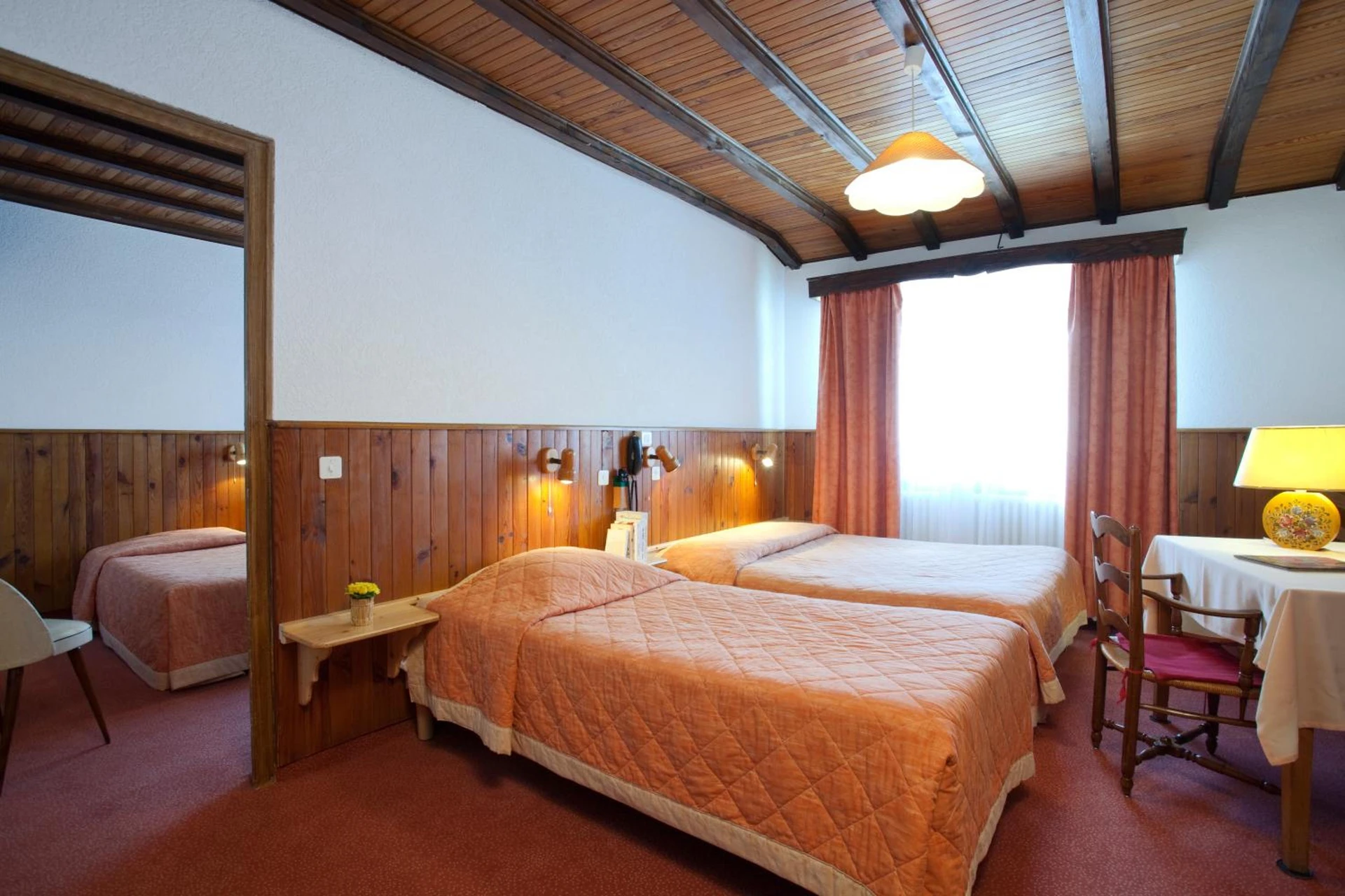 Chambre disponible pour un séminaire d'entreprise à Logis Hôtel La Petite Chaumière - Gex