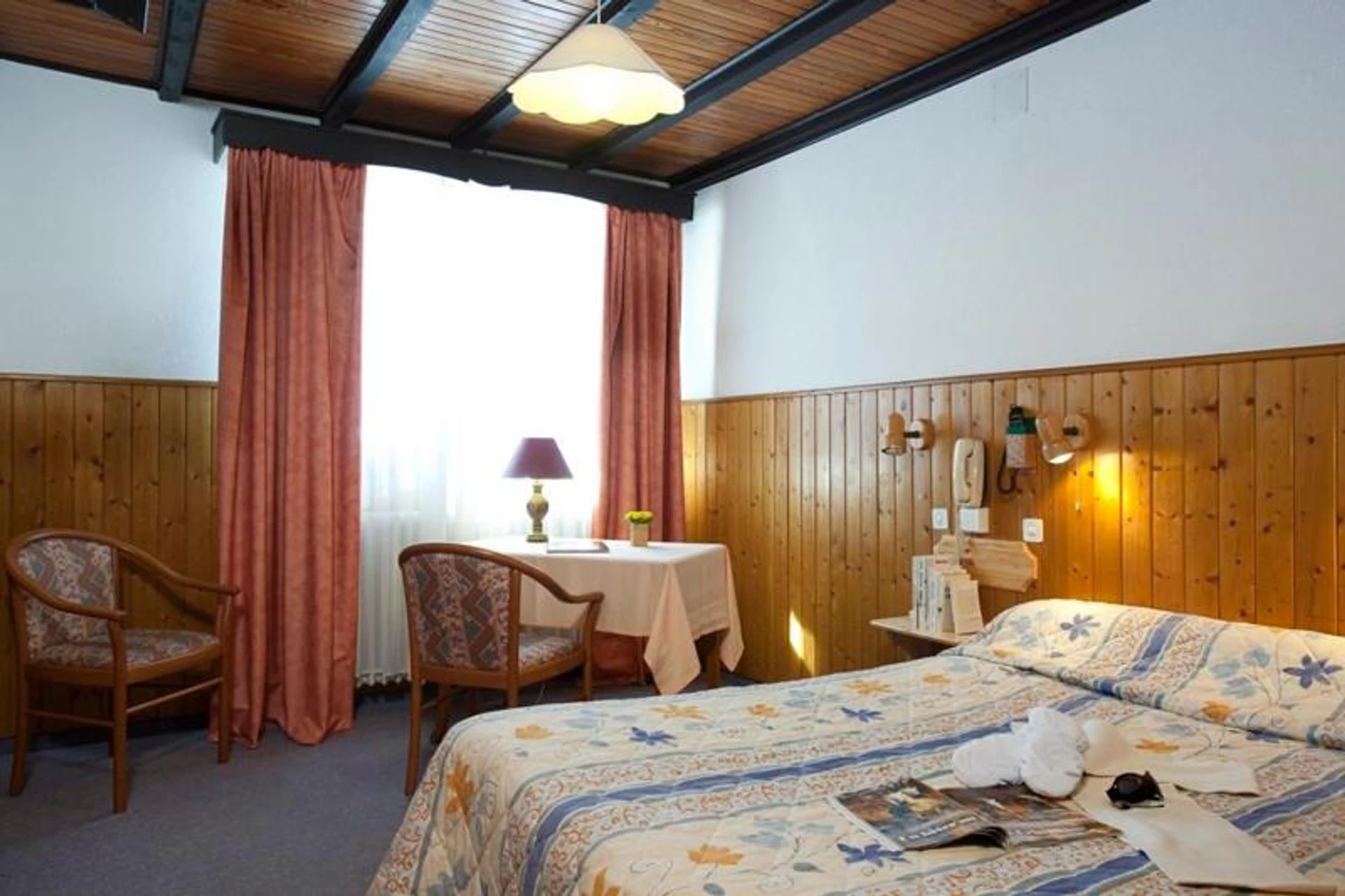 Chambre disponible pour un séminaire d'entreprise à Logis Hôtel La Petite Chaumière - Gex